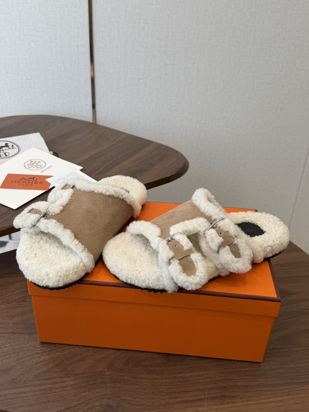 Hermes 26ss 爱马仕最新秋冬毛拖 超级百搭好看时髦 超多明星网红种草 秋冬必备 随意舒适高级感 鞋面: 反绒 Hermes 26ss 爱马仕最新秋冬毛拖 超级百搭好看时髦 超多明星网红种草 秋冬必备 随意舒适高级感 鞋面: 反绒
