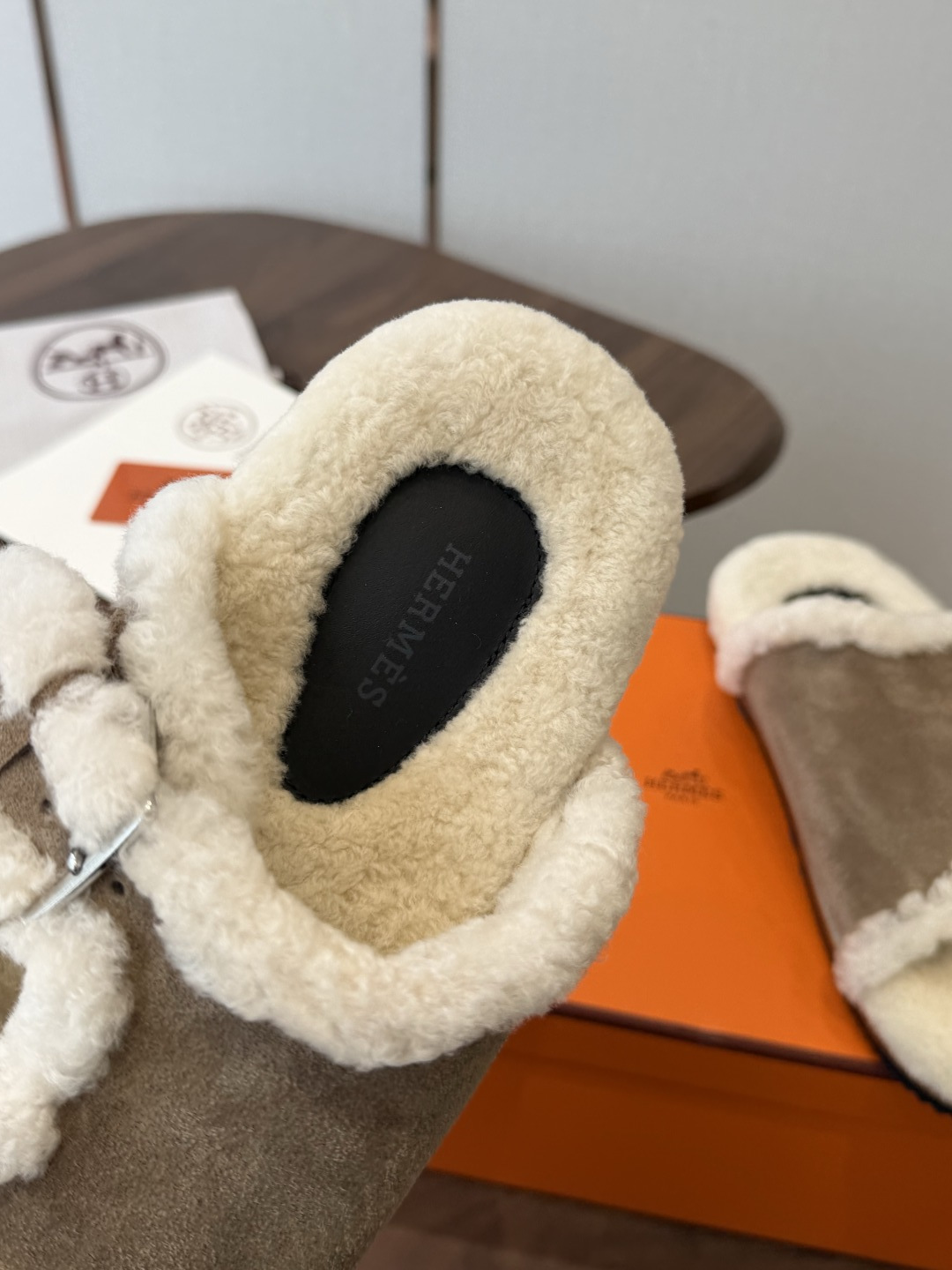 Hermes 26ss 爱马仕最新秋冬毛拖 超级百搭好看时髦 超多明星网红种草 秋冬必备 随意舒适高级感 鞋面: 反绒 Hermes 26ss 爱马仕最新秋冬毛拖 超级百搭好看时髦 超多明星网红种草 秋冬必备 随意舒适高级感 鞋面: 反绒