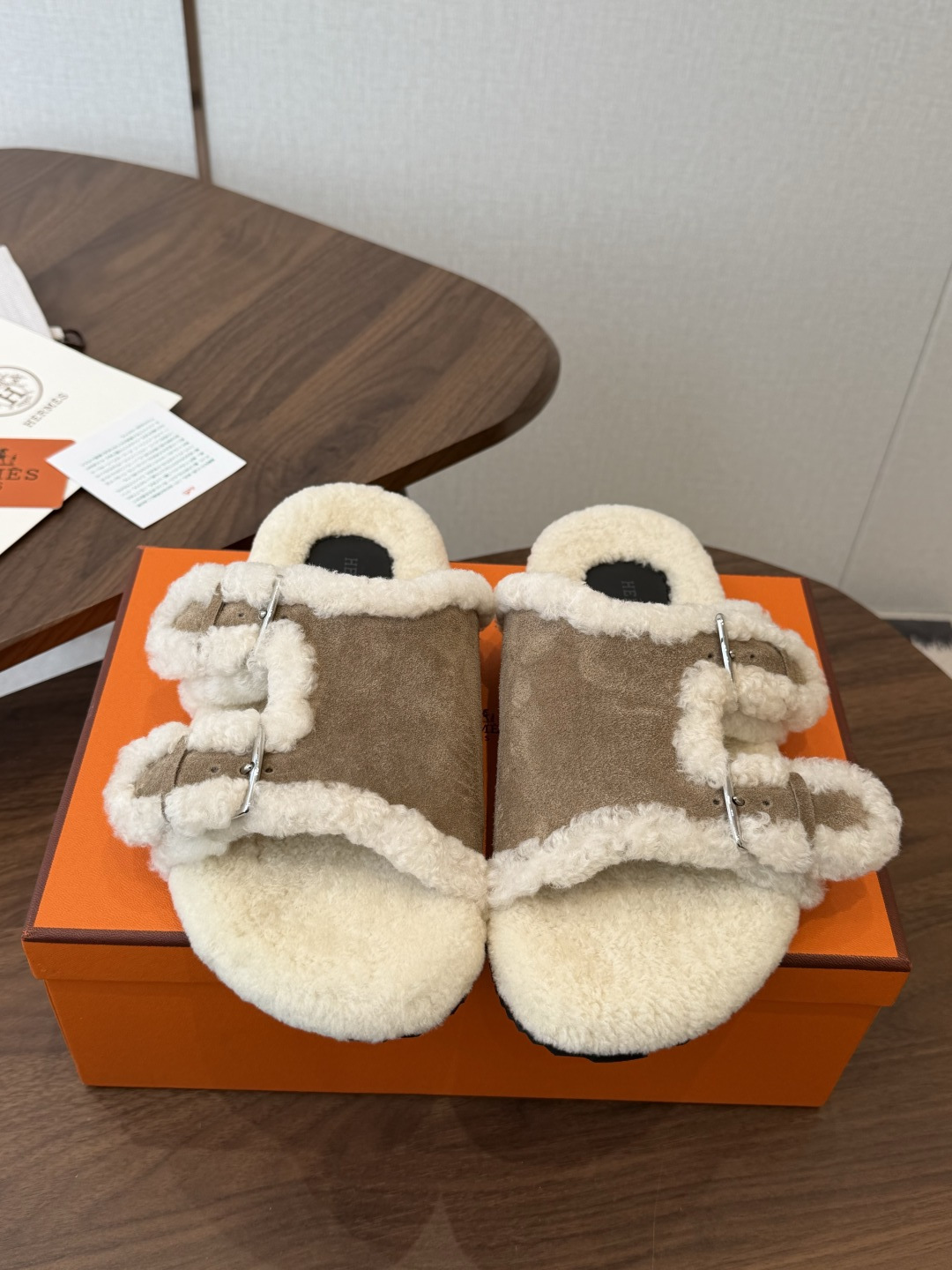 Hermes 26ss 爱马仕最新秋冬毛拖 超级百搭好看时髦 超多明星网红种草 秋冬必备 随意舒适高级感 鞋面: 反绒 