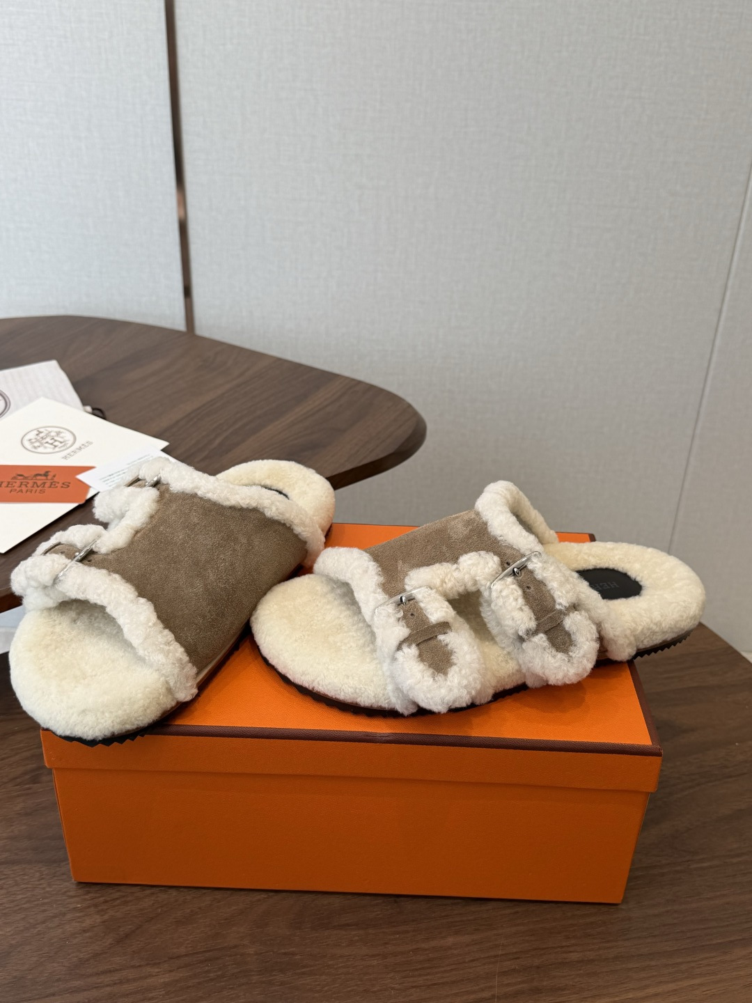 Hermes 26ss 爱马仕最新秋冬毛拖 超级百搭好看时髦 超多明星网红种草 秋冬必备 随意舒适高级感 鞋面: 反绒 Hermes 26ss 爱马仕最新秋冬毛拖 超级百搭好看时髦 超多明星网红种草 秋冬必备 随意舒适高级感 鞋面: 反绒