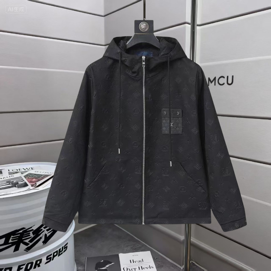 P240 LV 高品质2025秋新款夹克外套，秀场新品‼品相非常完美，记忆面料舒适保暖，三标齐全，色泽饱满诱人，非常出彩的设计，轻松将时髦感进阶，做工极为考究严谨，走线工整细致！大牌设计师巨作！上身不显臃肿、超级帅气！现货码数：M ～ X…