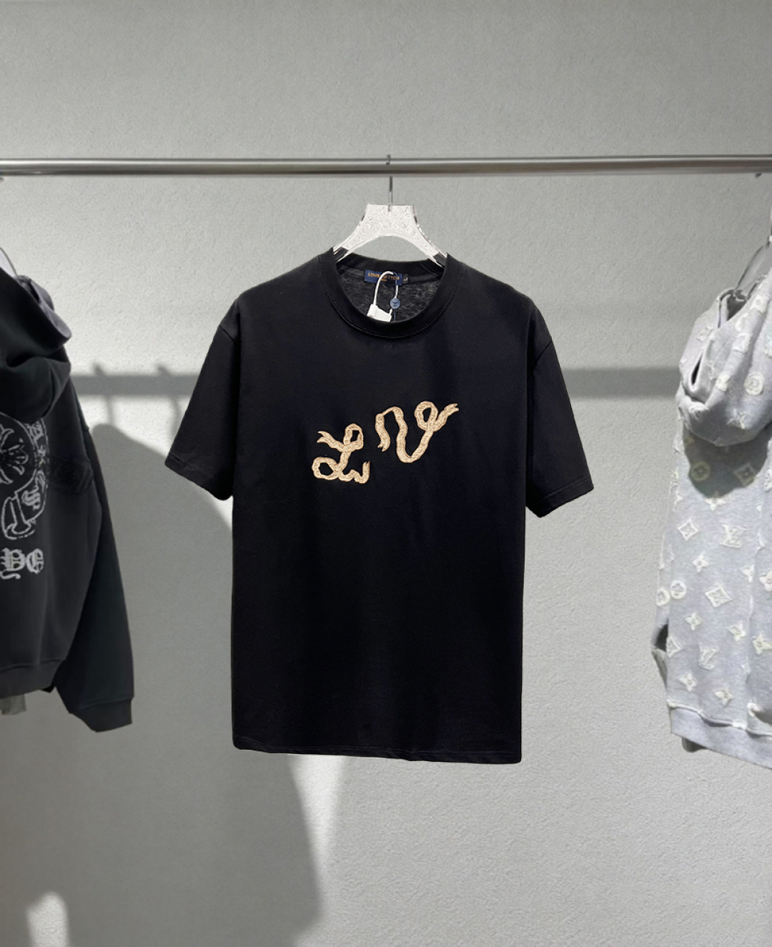 P105 Disponible después del Año Nuevo 𝗟𝗼𝘂𝗶𝘀 𝗩𝘂𝗶𝘁𝘁𝗼𝗻/LV Louis Vuitton 26ss nueva camiseta de manga corta, ve…
