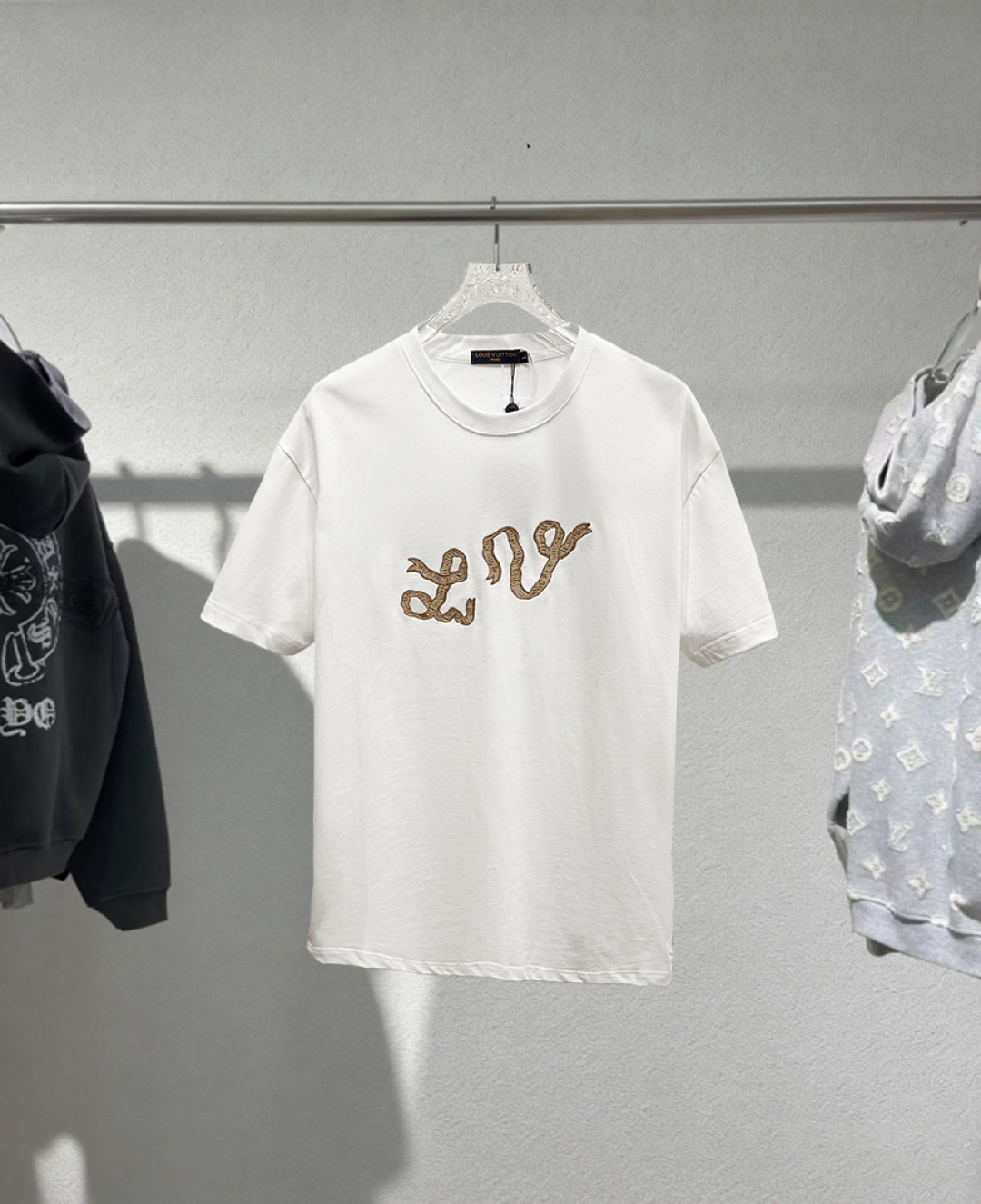 P105 Disponible después del Año Nuevo 𝗟𝗼𝘂𝗶𝘀 𝗩𝘂𝗶𝘁𝘁𝗼𝗻/LV Louis Vuitton 26ss nueva camiseta de manga corta, ve…