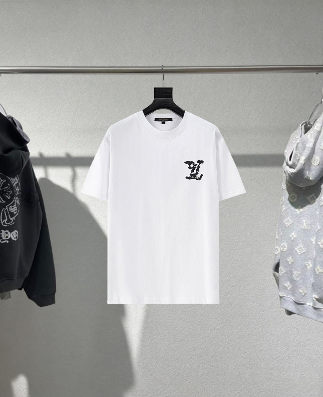P95 Disponible después del Año Nuevo 𝗟𝗼𝘂𝗶𝘀 𝗩𝘂𝗶𝘁𝘁𝗼𝗻/LV Louis Vuitton 26ss nueva camiseta de manga corta, ver…