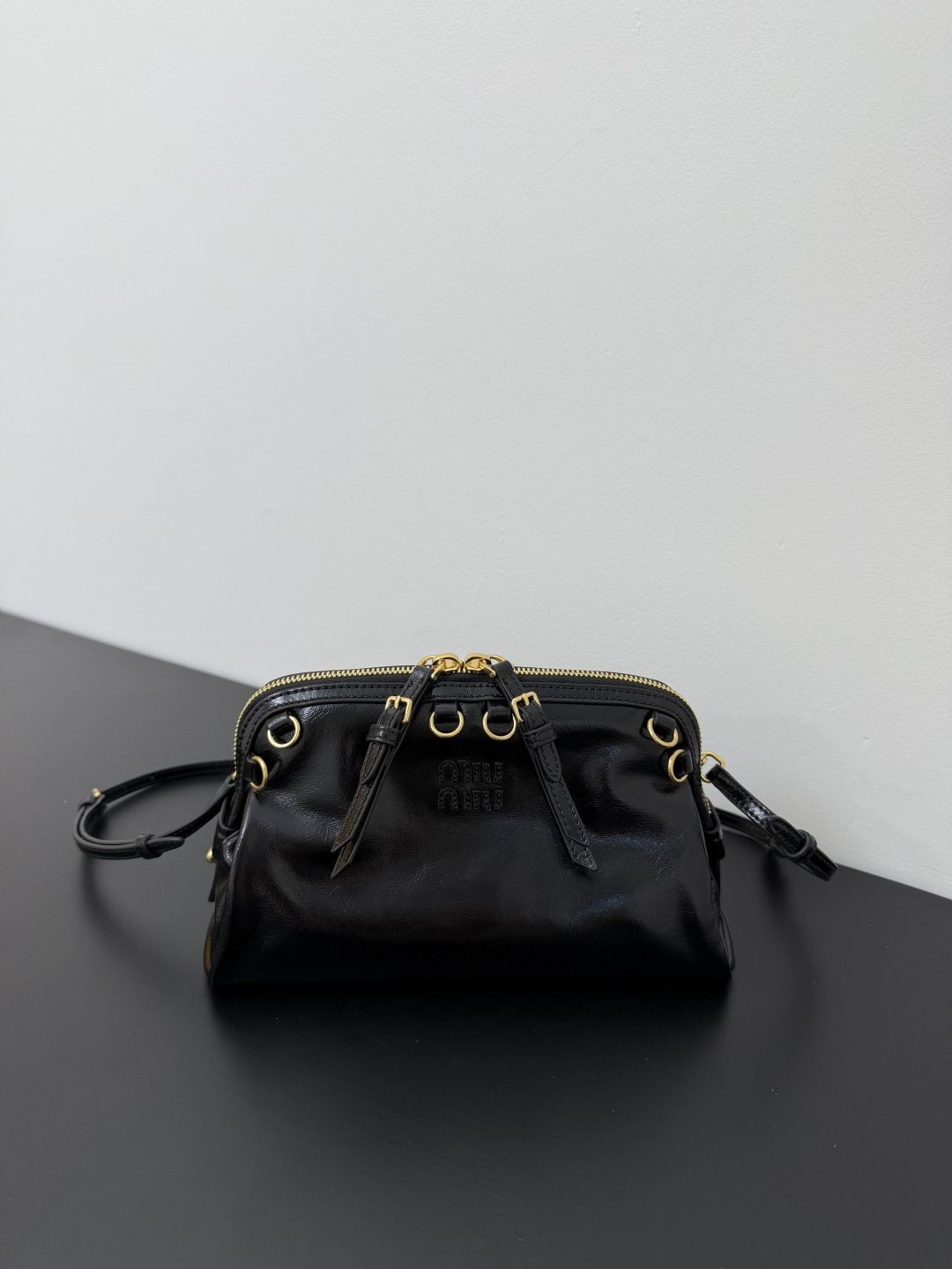 P620 Miumiu nuevo bolso empanadilla de otoño-invierno. ¡Una locura! Forma de concha vintage con piel de becerro. El est…