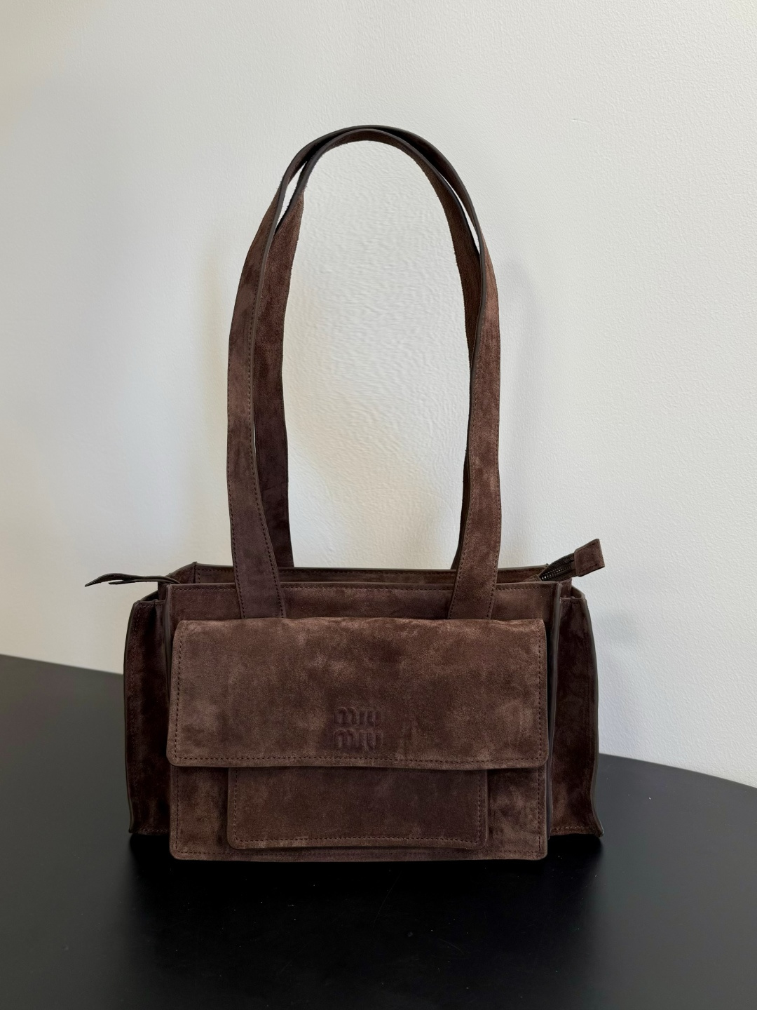 P1050 5BA178 Miumiu bolso de cartero de desfile. El cuerpo de gamuza es suave y esponjoso, muy reconfortante. El tono m…