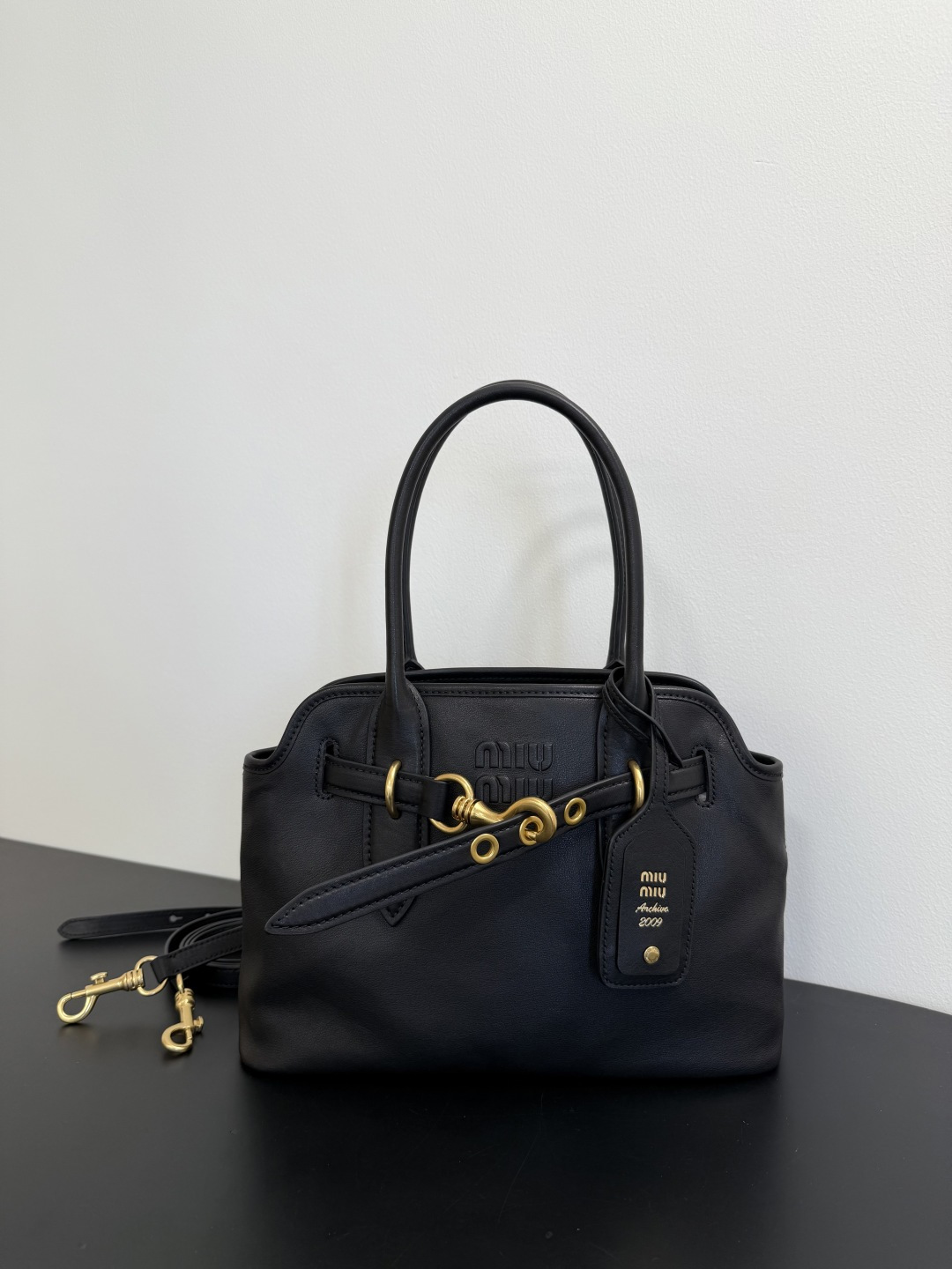 P760 Miumiu Aventure de tamaño pequeño. La nueva talla realmente me llega al corazón. Herrajes vintage envejecidos, muy…
