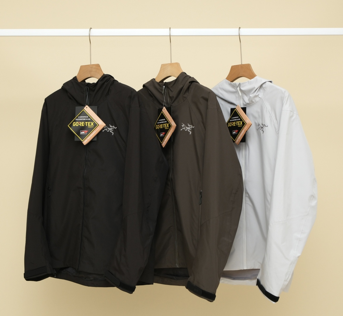 代发220 ARC'TERYX / 始祖鸟卡丁 Kadin Softshell Jacket男女夹克户外防风软壳solano hoody情侣连帽梭织情侣外套上衣 户外与日常生活相辅相成,实现了两者的巧妙结合.外壳采用 P50WINDSTOPPER2L面料,目前国际公认的高端面料,防风防水透气,最大限度的减少外界环境对衣服表面造成的伤害.出色的窄化压胶设计,增加了透气的面积,使穿着不会有闷热潮湿的感觉. 户外通勤的良好选择 轻薄便捷,针对跑步运动设计,弹性透气面料提供运动,舒展性与透气性,可排出运动中产生的多余热量与汗水.蕞火爆的 BataJack再一次火爆上新啦老客户都知道这款经典的防风夹克有多么的实用和火爆! 可以说是人人都能驾驭的款!不论高矮穿上都好看! 独家品质 给你们重磅一击  颜色 : 黑色 白色 深咖色 衣长 胸围 袖长 肩宽 XS: 71 116 64 49.5 建议115-130斤 S: 72 120 65 50.5 建议 130-150斤 M: 73 124 66 51.5 建议150-170斤 L: 74 128 67 52.5 建议170-185斤 XL: 75 130 68 53.5 建议 185-200斤