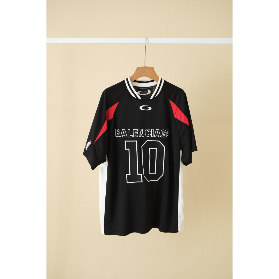 顶配版Balenciaga巴黎世家 × NBA SS26 联名系列 圆领撞色饰带科技网眼面料 廓形短袖 T恤 宽松版型 男女同款 • 经典球衣版型:插肩袖+撞色条纹,还原美式篮球服的利落感,黑红配色自带复古滤镜 • 标志性细节:正面「BALENCIAGA 10号」立体印花,袖口藏NBA小标,低调里透着高级感 • 实穿属性拉满:宽松剪裁适配叠穿,单穿也能撑住街头气场,春秋季通勤、出街都适配 (176 150穿S) 衣长 胸围 袖长 S 73 118 24 M 75 122 25 L 77 126 26 XL 79 130 27