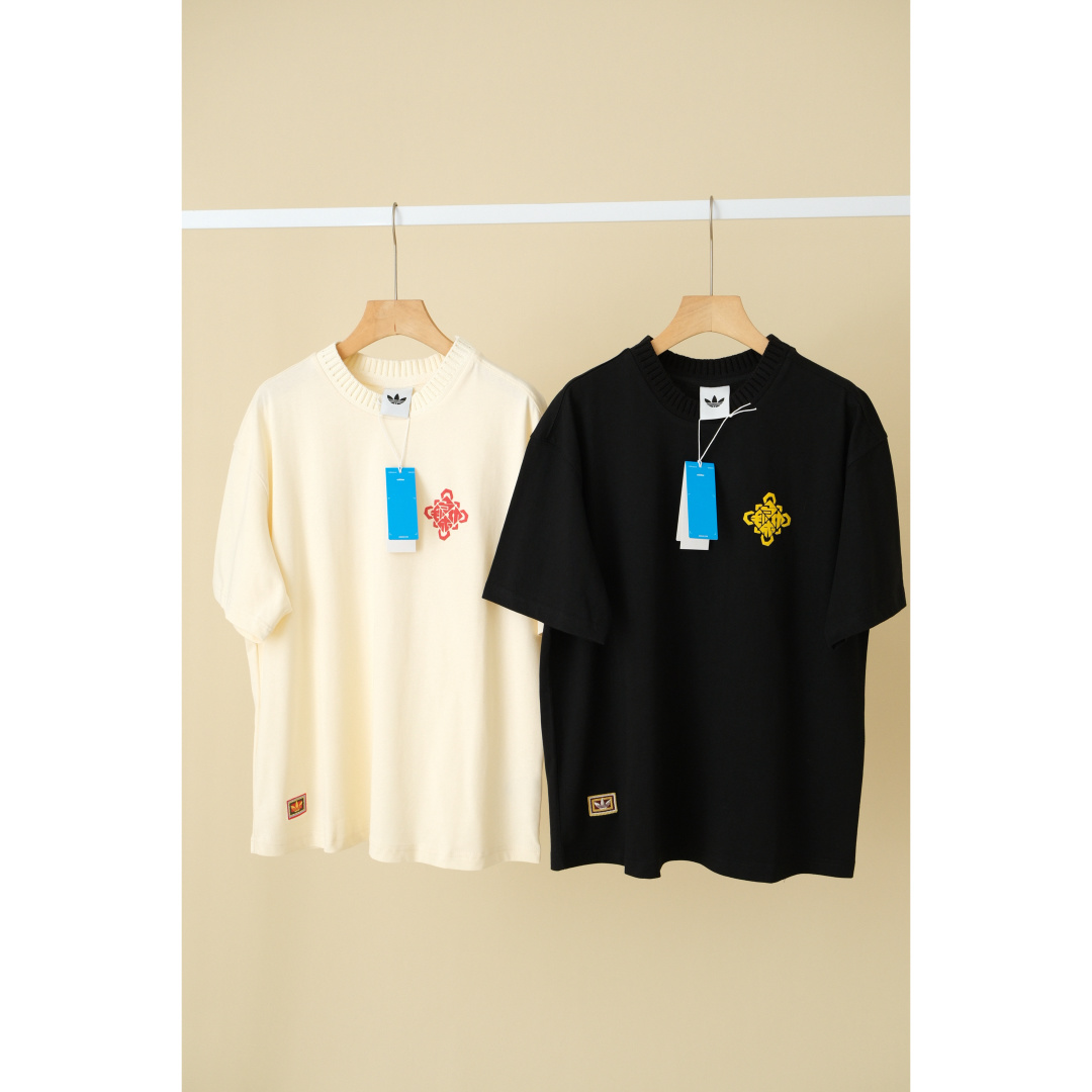 adidas originals CNY马年限定新年款 宽松圆领运动短袖Tee男女同款 超重工植绒刺绣印花工艺,各处细节一一对应,定制原版螺纹领口,全套原版三标辅料齐全 S-XL 米白 黑色 S:肩宽47 胸围110 衣长68 M:肩宽48 胸围114 衣长70 L:肩宽49 胸围118 衣长72 XL:肩宽50 胸围120 衣长74