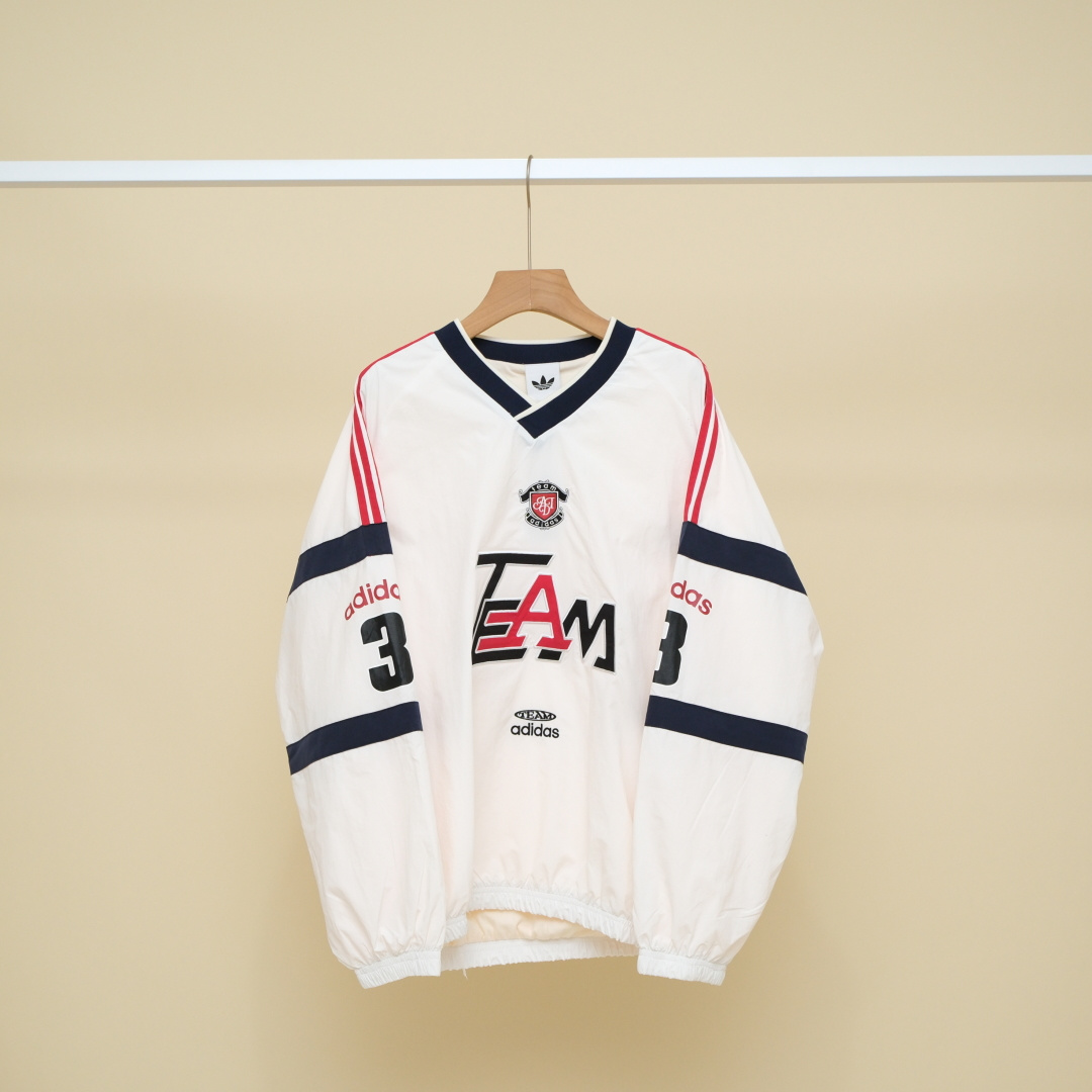 Adidas originals TEAM WOVEN PULLOVER 宽松V领运动套头卫衣 男女同款 阿迪达斯这款上衣也太绝了吧,胸前大大的“TEAM”字母超吸睛,还有曼联的徽章点缀,运动感和潮流感直接拉满~ 日常穿或者去看演出都很合适,一整个爱住,已经迫不及待想get同款啦 这款adidas三叶草冰球系列球衣,梭织面料防风防水,内衬纯棉亲肤保暖,秋冬穿超合适! V领+宽松版型,舒适又复古,胸前“TEAM”字母和三叶草徽章超有辨识度✨. 拼接红蓝撞色条纹,美式运动风满满,搭配牛仔裤或工装裤,街头感直接拉满! 日常出街、运动场景都能轻松驾驭,潮流与实用兼备,官价919元!🔥 机车风长袖也能穿出慵懒松弛感 秋季必备的内胆有可盐可甜 女神感十足! S 胸围127 衣长71 袖长77 建议135左右 M 胸围131 衣长73 袖长79 建议155左右 L 胸围135 衣长75 袖长81 建议180左右 XL 胸围139 衣长77 袖长83 建议200左右