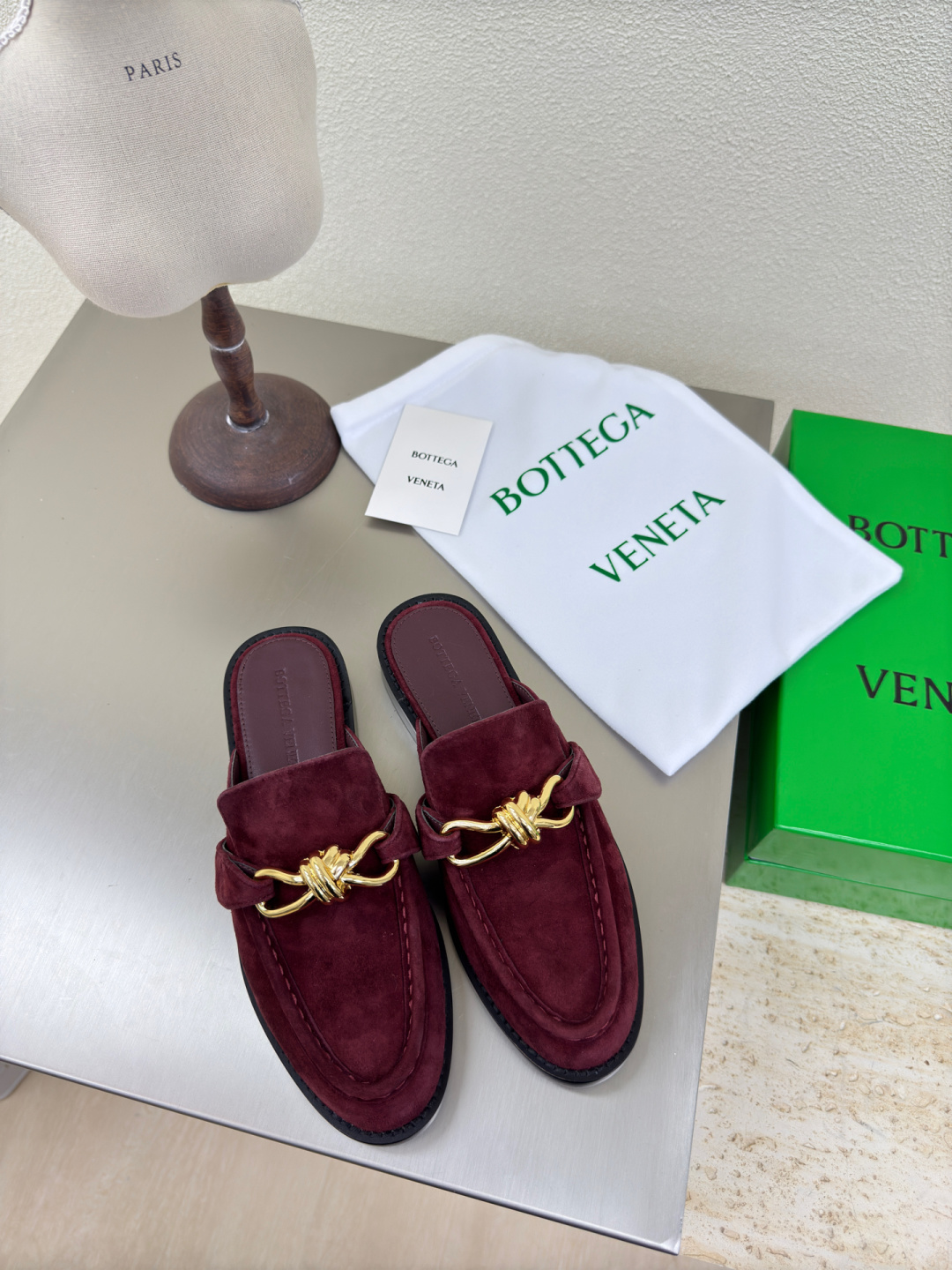 NO:382458,BOTTEGA VENET* genuine leather genuine leather knotted accessories for men and women Astaire loafers burgundy sheep reverse velvet leather Old money style loafer slippers Original one-to-one practice Consistent hardware Another trend today Ceiling Two-color Color versatile Delicate flat sole Wrap fabric Same color heel leather Careful design Never sloppy and comfortable Upper material with original beads Calfskin Material soft and smooth Hand-sewn zipper opening and closing design Sexy and comfortable Hand-sewn craftsmanship Sheepskin inner inner comfort High-end Pin-the-sole Select original mold for nailing the sole Consistent leather outsole Benchmarking and matching version Select original packaging Shoe bags adopt glue logo process The highest end of the market Use hot melt glue toe toe Heel Easy to rebound and not deform High heel series  Packing fabric crafts The upper line is made of Italian computer needle truck. Fine workmanship. Select original packaging. Three-in-one box. Treat customers sincerely. 35 36 37 38 39 40 41 (40 41 customized), semi-torch, bottega veneta, loafers, slippers, cowhide, sheepskin, Leather soles19860909BOTTEGA VENET* 真皮 真皮结绳配饰 男女款 Astaire乐福拖鞋 酒红色 羊反绒皮 老钱风 乐福拖鞋 原版一比一做法 一致五金  当今流行的又一趋势 天花板啦 双色 色百搭 精致平底 包裹面料 同色跟皮 用心设计 绝不马虎 耐穿舒适 鞋面材质选用同原版的开边珠 小牛皮 材质柔软顺滑 手工缝制后拉链开合设计 性感舒适 手工缝制工艺 垫脚内里选用羊皮内里舒适高端 打钉大底选用原版开模 一致真皮大底  对标对版 选用原版包装 鞋子布袋采用印胶logo工艺 市场最高端 采用热熔胶定型鞋头 后跟 易回弹不变形 高跟系列 包面料工艺 鞋面车线选用意大利电脑针车 做工精细 选用原版包装 三合一盒子 真心对待客人 35 36 37 38 39 40 41  （40 41 定制）,半拖,bottega veneta,loafers,slippers,cowhide,sheepskin,Leather soles,Women's Shoes