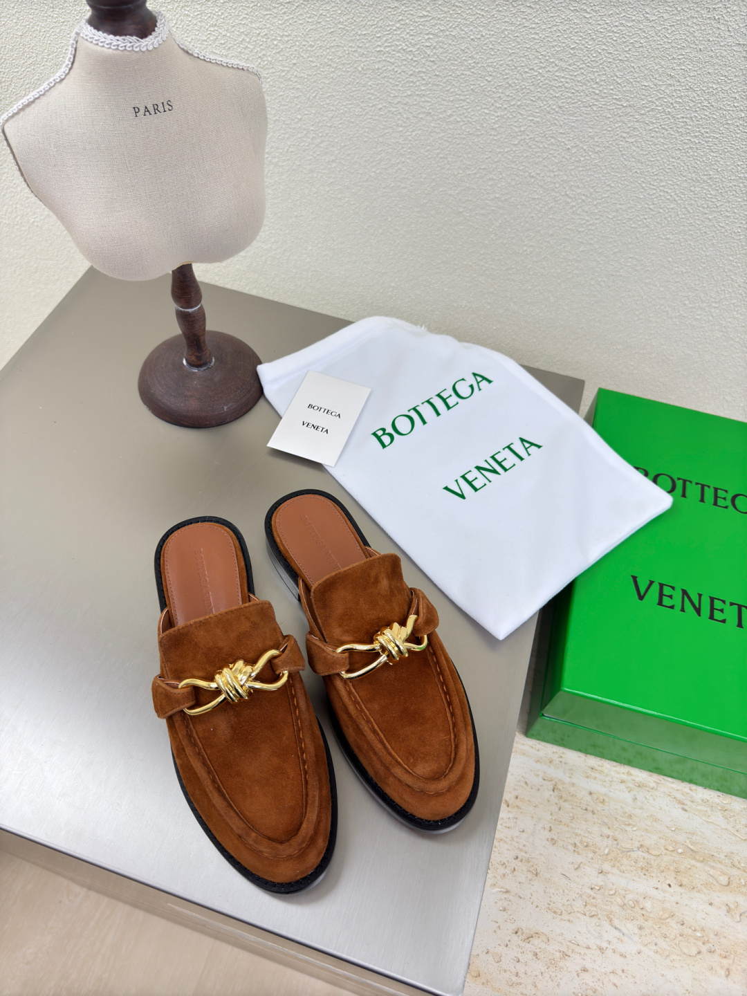 NO:382463,BOTTEGA VENET* genuine leather genuine leather knotted accessories for men and women Astaire loafers brown sheep reverse velvet leather old money style loafer slippers original one-to-one practice consistent hardware Another trend today Ceiling Two-color Color versatile Delicate flat sole Wrap fabric Same color heel leather Careful design Never sloppy and comfortable Upper material with original edge beads Calf leather Material soft and smooth Hand-sewn zipper opening and closing design Sexy and comfortable Hand-sewn sewing process Sheepskin inner inner comfort High-end nailing sole Select original mold Uniform leather sole Benchmarked and matched version Select original packaging Shoe bags adopt glue logo technology The highest end of the market Use hot melt glue toe toe Heel Easy to rebound and not deform High heel series  Packing fabric crafts The upper line is made of Italian computer needle truck. Fine workmanship. Select original packaging. Three-in-one box. Treat customers sincerely. 35 36 37 38 39 40 41 (40 41 customized), semi-torch, bottega veneta, loafers, slippers, cowhide, sheepskin, Leather soles19860909BOTTEGA VENET* 真皮 真皮结绳配饰 男女款 Astaire乐福拖鞋 棕色 羊反绒皮 老钱风 乐福拖鞋 原版一比一做法 一致五金  当今流行的又一趋势 天花板啦 双色 色百搭 精致平底 包裹面料 同色跟皮 用心设计 绝不马虎 耐穿舒适 鞋面材质选用同原版的开边珠 小牛皮 材质柔软顺滑 手工缝制后拉链开合设计 性感舒适 手工缝制工艺 垫脚内里选用羊皮内里舒适高端 打钉大底选用原版开模 一致真皮大底  对标对版 选用原版包装 鞋子布袋采用印胶logo工艺 市场最高端 采用热熔胶定型鞋头 后跟 易回弹不变形 高跟系列 包面料工艺 鞋面车线选用意大利电脑针车 做工精细 选用原版包装 三合一盒子 真心对待客人 35 36 37 38 39 40 41  （40 41 定制）,半拖,bottega veneta,loafers,slippers,cowhide,sheepskin,Leather soles,Women's Shoes