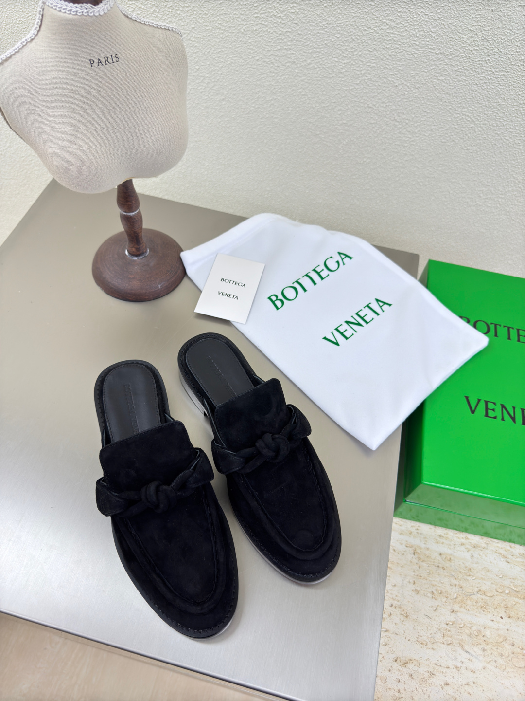 NO:382468,BOTTEGA VENET* genuine leather genuine leather knotted accessories for men and women Astaire loafer slippers Black sheep reverse velvet leather Old money style Loafer slippers Original one-to-one practice Consistent hardware Another trend today Ceiling Two-color Color versatile Delicate flat sole Wrap fabric Same color heel leather Careful design Never sloppy and comfortable Upper material with original beads Calfskin Material soft and smooth Hand-sewn zipper opening and closing design Sexy and comfortable Hand-sewn craftsmanship Sheepskin inner inner comfort High-end Pin-the-sole Select original mold for nailing the sole Consistent leather outsole Benchmarking and matching version Select original packaging Shoe bags adopt glue logo process The highest end of the market Use hot melt glue toe toe Heel Easy to rebound and not deform High heel series  Packing fabric crafts The upper line is made of Italian computer needle truck. Fine workmanship. Select original packaging. Three-in-one box. Treat customers sincerely. 35 36 37 38 39 40 41 (40 41 customized), semi-torch, bottega veneta, loafers, slippers, cowhide, sheepskin, Leather soles19860909BOTTEGA VENET* 真皮 真皮结绳配饰 男女款 Astaire乐福拖鞋 黑色羊反绒皮 老钱风 乐福拖鞋 原版一比一做法 一致五金  当今流行的又一趋势 天花板啦 双色 色百搭 精致平底 包裹面料 同色跟皮 用心设计 绝不马虎 耐穿舒适 鞋面材质选用同原版的开边珠 小牛皮 材质柔软顺滑 手工缝制后拉链开合设计 性感舒适 手工缝制工艺 垫脚内里选用羊皮内里舒适高端 打钉大底选用原版开模 一致真皮大底  对标对版 选用原版包装 鞋子布袋采用印胶logo工艺 市场最高端 采用热熔胶定型鞋头 后跟 易回弹不变形 高跟系列 包面料工艺 鞋面车线选用意大利电脑针车 做工精细 选用原版包装 三合一盒子 真心对待客人 35 36 37 38 39 40 41  （40 41 定制）,半拖,bottega veneta,loafers,slippers,cowhide,sheepskin,Leather soles,Women's Shoes