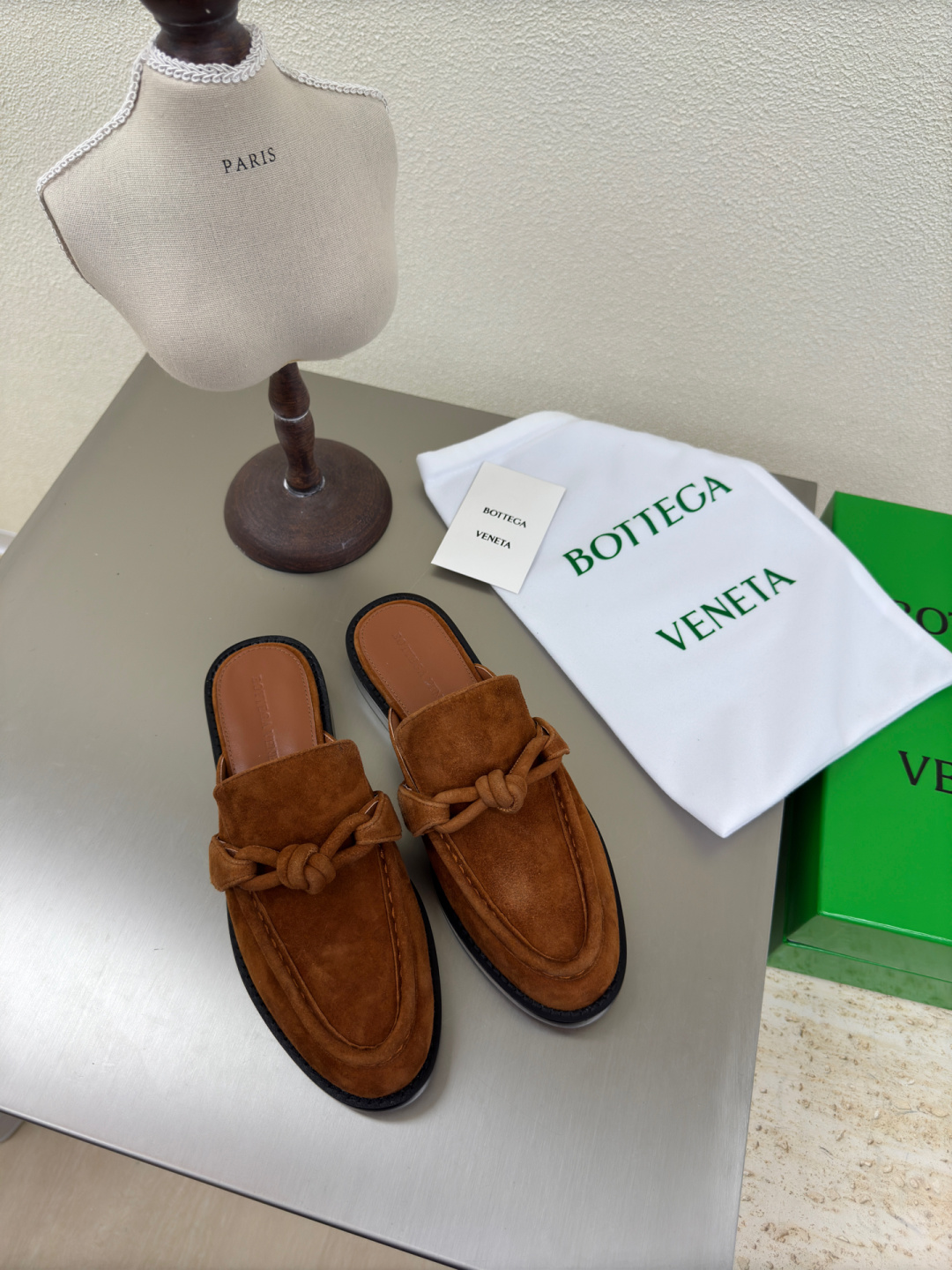 NO:382477,BOTTEGA VENET* genuine leather genuine leather knotted accessories for men and women Astaire loafers brown sheep reverse velvet leather old money style loafer slippers original one-to-one practice consistent hardware Another trend today Ceiling Two-color Color versatile Delicate flat sole Wrap fabric Same color heel leather Careful design Never sloppy and comfortable Upper material with original edge beads Calf leather Material soft and smooth Hand-sewn zipper opening and closing design Sexy and comfortable Hand-sewn sewing process Sheepskin inner inner comfort High-end nailing sole Select original mold Uniform leather sole Benchmarked and matched version Select original packaging Shoe bags adopt glue logo technology The highest end of the market Use hot melt glue toe toe Heel Easy to rebound and not deform High heel series  Packing fabric crafts The upper line is made of Italian computer needle truck. Fine workmanship. Select original packaging. Three-in-one box. Treat customers sincerely. 35 36 37 38 39 40 41 (40 41 customized), semi-torch, bottega veneta, loafers, slippers, cowhide, sheepskin, Leather soles19860909BOTTEGA VENET* 真皮 真皮结绳配饰 男女款 Astaire乐福拖鞋 棕色 羊反绒皮 老钱风 乐福拖鞋 原版一比一做法 一致五金  当今流行的又一趋势 天花板啦 双色 色百搭 精致平底 包裹面料 同色跟皮 用心设计 绝不马虎 耐穿舒适 鞋面材质选用同原版的开边珠 小牛皮 材质柔软顺滑 手工缝制后拉链开合设计 性感舒适 手工缝制工艺 垫脚内里选用羊皮内里舒适高端 打钉大底选用原版开模 一致真皮大底  对标对版 选用原版包装 鞋子布袋采用印胶logo工艺 市场最高端 采用热熔胶定型鞋头 后跟 易回弹不变形 高跟系列 包面料工艺 鞋面车线选用意大利电脑针车 做工精细 选用原版包装 三合一盒子 真心对待客人 35 36 37 38 39 40 41  （40 41 定制）,半拖,bottega veneta,loafers,slippers,cowhide,sheepskin,Leather soles,Women's Shoes