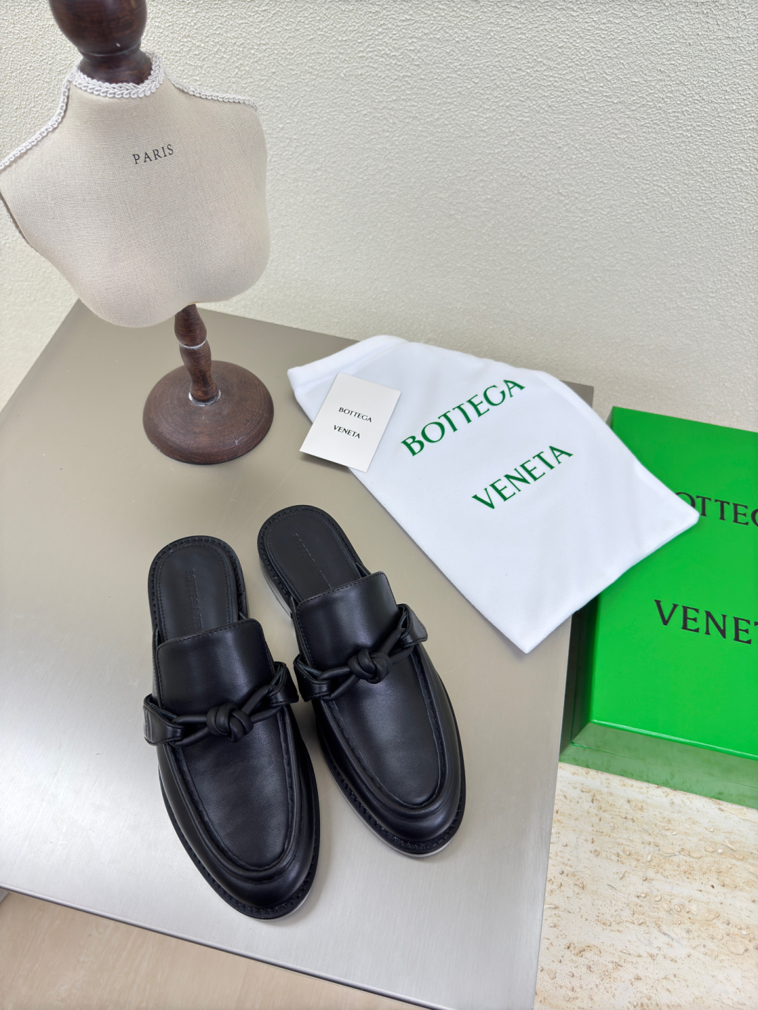 NO:251420,BOTTEGA VENET* genuine leather genuine leather knotted accessories for men and women Astaire loafer slippers Black calfskin old style loafer original one-to-one practice consistent hardware Another trend today Ceiling Two-color Color versatile Delicate flat sole Wrap fabric Same color heel leather Careful design Never sloppy, durable and comfortable Upper material with original beads Calfskin Material soft and smooth Hand-sewn zipper opening and closing design Sexy and comfortable Hand-sewn craftsmanship Sheepskin inner inner comfort High-end Pin-the-sole Select original mold for nailing, consistent leather sole, benchmarking and matching version Select original packaging Shoe bags adopt glue logo technology The highest end of the market Use hot melt glue toe toe Heel Easy to rebound and not deform High heel series  Packing fabric crafts The upper line is made of Italian computer needle truck. Fine workmanship. Select original packaging. Three-in-one box. Treat customers sincerely. 35 36 37 38 39 40 41 (40 41 customized), semi-torch, bottega veneta, loafers, slippers, cowhide, sheepskin, Leather soles19860909BOTTEGA VENET* 真皮 真皮结绳配饰 男女款 Astaire乐福拖鞋 黑色小牛皮老钱风 乐福拖鞋 原版一比一做法 一致五金  当今流行的又一趋势 天花板啦 双色 色百搭 精致平底 包裹面料 同色跟皮 用心设计 绝不马虎 耐穿舒适 鞋面材质选用同原版的开边珠 小牛皮 材质柔软顺滑 手工缝制后拉链开合设计 性感舒适 手工缝制工艺 垫脚内里选用羊皮内里舒适高端 打钉大底选用原版开模 一致真皮大底  对标对版 选用原版包装 鞋子布袋采用印胶logo工艺 市场最高端 采用热熔胶定型鞋头 后跟 易回弹不变形 高跟系列 包面料工艺 鞋面车线选用意大利电脑针车 做工精细 选用原版包装 三合一盒子 真心对待客人 35 36 37 38 39 40 41  （40 41 定制）,半拖,bottega veneta,loafers,slippers,cowhide,sheepskin,Leather soles,Women's Shoes