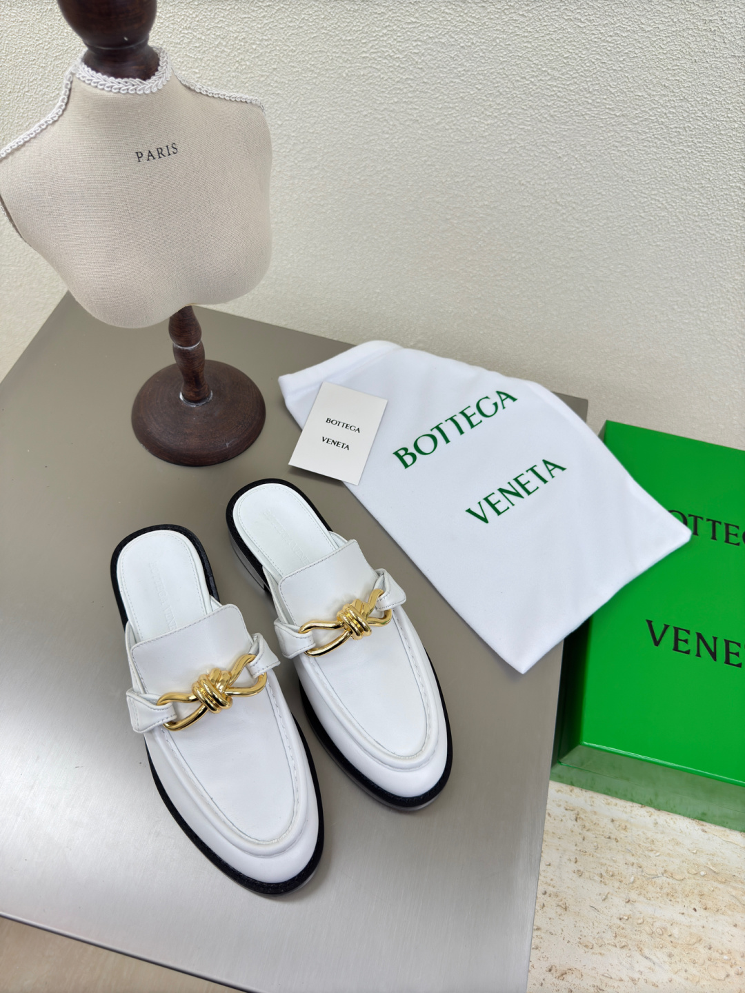 NO:251408,BOTTEGA VENET* genuine leather gold hardware knotted accessories men and women Astaire loafer slippers white calfskin old money style loafer original one-to-one practice consistent hardware Another trend today Ceiling Two-color Color versatile Delicate flat sole Wrap fabric Same color heel leather Careful design Never sloppy, durable and comfortable Upper material with original beads Calfskin material soft and smooth Hand-sewn zipper opening and closing design Sexy and comfortable Hand-sewn craftsmanship Sheepskin inner inner comfort High-end Pin-the-sole Select original mold for nailing, consistent leather sole, benchmarking and matching version Select original packaging Shoe bags adopt glue logo technology The highest end of the market Use hot melt glue toe toe Heel Easy to rebound and not deform High heel series  Packing fabric crafts The upper line is made of Italian computer needle truck. Fine workmanship. Select original packaging. Three-in-one box. Treat customers sincerely. 35 36 37 38 39 40 41 (40 41 customized), semi-torch, bottega veneta, loafers, slippers, cowhide, sheepskin, Leather soles19860909BOTTEGA VENET* 真皮 金色五金 结绳配饰 男女款 Astaire乐福拖鞋 白色小牛皮老钱风 乐福拖鞋 原版一比一做法 一致五金  当今流行的又一趋势 天花板啦 双色 色百搭 精致平底 包裹面料 同色跟皮 用心设计 绝不马虎 耐穿舒适 鞋面材质选用同原版的开边珠 小牛皮 材质柔软顺滑 手工缝制后拉链开合设计 性感舒适 手工缝制工艺 垫脚内里选用羊皮内里舒适高端 打钉大底选用原版开模 一致真皮大底  对标对版 选用原版包装 鞋子布袋采用印胶logo工艺 市场最高端 采用热熔胶定型鞋头 后跟 易回弹不变形 高跟系列 包面料工艺 鞋面车线选用意大利电脑针车 做工精细 选用原版包装 三合一盒子 真心对待客人 35 36 37 38 39 40 41  （40 41 定制）,半拖,bottega veneta,loafers,slippers,cowhide,sheepskin,Leather soles,Women's Shoes