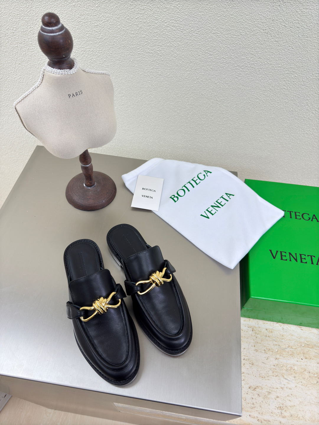 NO:251402,BOTTEGA VENET* genuine leather gold hardware knotted accessories men and women Astaire loafer slippers black calfskin old money style loafer original one-to-one practice consistent hardware Another trend today Ceiling Two-color Color versatile Delicate flat sole Wrap fabric Same color heel leather Careful design Never sloppy, durable and comfortable Upper material with original beads Calfskin material soft and smooth Hand-sewn zipper opening and closing design Sexy and comfortable Hand-sewn craftsmanship Sheepskin inner inner comfort High-end nailing sole Select original mold Uniform leather sole Benchmarked and matched version Select original packaging Shoe bags adopt glue logo technology The highest end of the market Use hot melt glue toe toe Heel Easy to rebound and not deform High heel series  Packing fabric crafts The upper line is made of Italian computer needle truck. Fine workmanship. Select original packaging. Three-in-one box. Treat customers sincerely. 35 36 37 38 39 40 41 (40 41 customized), semi-torch, bottega veneta, loafers, slippers, cowhide, sheepskin, Leather soles19860909BOTTEGA VENET* 真皮 金色五金 结绳配饰 男女款 Astaire乐福拖鞋 黑色小牛皮老钱风 乐福拖鞋 原版一比一做法 一致五金  当今流行的又一趋势 天花板啦 双色 色百搭 精致平底 包裹面料 同色跟皮 用心设计 绝不马虎 耐穿舒适 鞋面材质选用同原版的开边珠 小牛皮 材质柔软顺滑 手工缝制后拉链开合设计 性感舒适 手工缝制工艺 垫脚内里选用羊皮内里舒适高端 打钉大底选用原版开模 一致真皮大底  对标对版 选用原版包装 鞋子布袋采用印胶logo工艺 市场最高端 采用热熔胶定型鞋头 后跟 易回弹不变形 高跟系列 包面料工艺 鞋面车线选用意大利电脑针车 做工精细 选用原版包装 三合一盒子 真心对待客人 35 36 37 38 39 40 41  （40 41 定制）,半拖,bottega veneta,loafers,slippers,cowhide,sheepskin,Leather soles,Women's Shoes