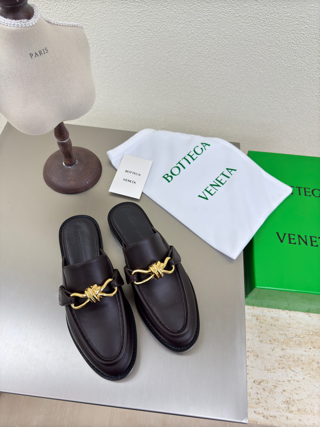 NO:251414,BOTTEGA VENET* genuine leather gold hardware knotted accessories men and women Astaire loafer slippers brown calfskin old money style loafer original one-to-one practice consistent hardware Another trend today Ceiling Two-color Color versatile Delicate flat sole Wrap fabric Same color heel leather Careful design Never sloppy and comfortable Durable and comfortable Upper material with the same original beads Calfskin material soft and smooth Hand-sewn zipper opening and closing design Sexy and comfortable Hand-sewn craftsmanship Sheepskin inner inner comfort High-end nailing sole Select original mold Uniform leather sole Benchmarked and matched version Select original packaging Shoe bags adopt glue logo technology The highest end of the market Use hot melt adhesive to shape the toe heel easily rebound and not deformed  High heel series, bag fabric crafts, upper car line is selected from Italian computer needle truck, fine workmanship, original packaging, three-in-one box, treat customers sincerely 35 36 37 38 39 40 41 (40 41 customization), semi-torque, bottega veneta, loafers, slippers, cowhide, sheepskin, Leather soles19860909BOTTEGA VENET* 真皮 金色五金 结绳配饰 男女款 Astaire乐福拖鞋 咖啡色 小牛皮老钱风 乐福拖鞋 原版一比一做法 一致五金  当今流行的又一趋势 天花板啦 双色 色百搭 精致平底 包裹面料 同色跟皮 用心设计 绝不马虎 耐穿舒适 鞋面材质选用同原版的开边珠 小牛皮 材质柔软顺滑 手工缝制后拉链开合设计 性感舒适 手工缝制工艺 垫脚内里选用羊皮内里舒适高端 打钉大底选用原版开模 一致真皮大底  对标对版 选用原版包装 鞋子布袋采用印胶logo工艺 市场最高端 采用热熔胶定型鞋头 后跟 易回弹不变形 高跟系列 包面料工艺 鞋面车线选用意大利电脑针车 做工精细 选用原版包装 三合一盒子 真心对待客人 35 36 37 38 39 40 41  （40 41 定制）,半拖,bottega veneta,loafers,slippers,cowhide,sheepskin,Leather soles,Women's Shoes