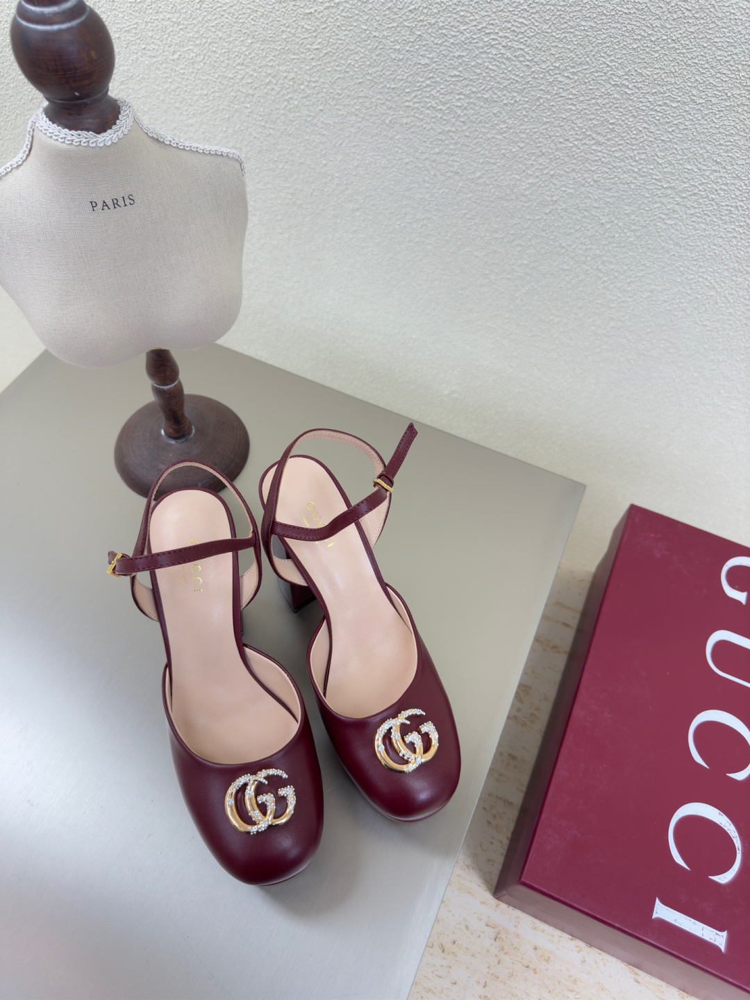 NO:130087,Baotou saddle strap sandals Calfskin diamond-set logo GUCCI 2025 heel height 11.5cm water platform height 3cm wine red shoes show Gucci Fashion brand logo, with super recognition and high recognition, all products are competing for brands first and then super heel high-ranking GUCCI is also out of date. Guccl Paris fashion show This series interprets the new fashion charm and continues the super high-heel design, which is favored by well-known overseas bloggers and tens of millions of fans and bloggers. It is best-selling at home and abroad and has been out of stock. The top version of candy color matching, face shoe calfskin inner: sheepskin inner sole shoes: original outsole Size: 35 36 37 38 39 40 41 (40 41 customization) Packaging: GUCCI full set of original packaging, sandals, christian  louboutin,gucci,gucci,sandals,cowhide,sheepskin19860909包头 马鞍带凉鞋 小牛皮 镶钻 logo GUCCI 2025 跟高 11.5cm 水台高 3cm 酒红色   走鞋款秀 古驰  时尚的品牌LOGO持加,具有超辨高识度各品大争牌恐先推后出超系跟高列GUCCI不也落伍 Guccl巴黎时装秀场款 此系列演绎全新时尚魅力延续超高跟设计,深得海外知名博主青睐千万粉丝博主倾情演绎,畅销海内外国内已经断货,顶级版本糖果色配 面鞋小牛皮 里内:羊皮内里  底鞋:原版大底 码数:35 36 37 38 39 40 41（40 41定制） 包装:GUCCI全套原包版装,凉鞋,christian louboutin,gucci,gucci,sandals,cowhide,sheepskin,Women's Shoes