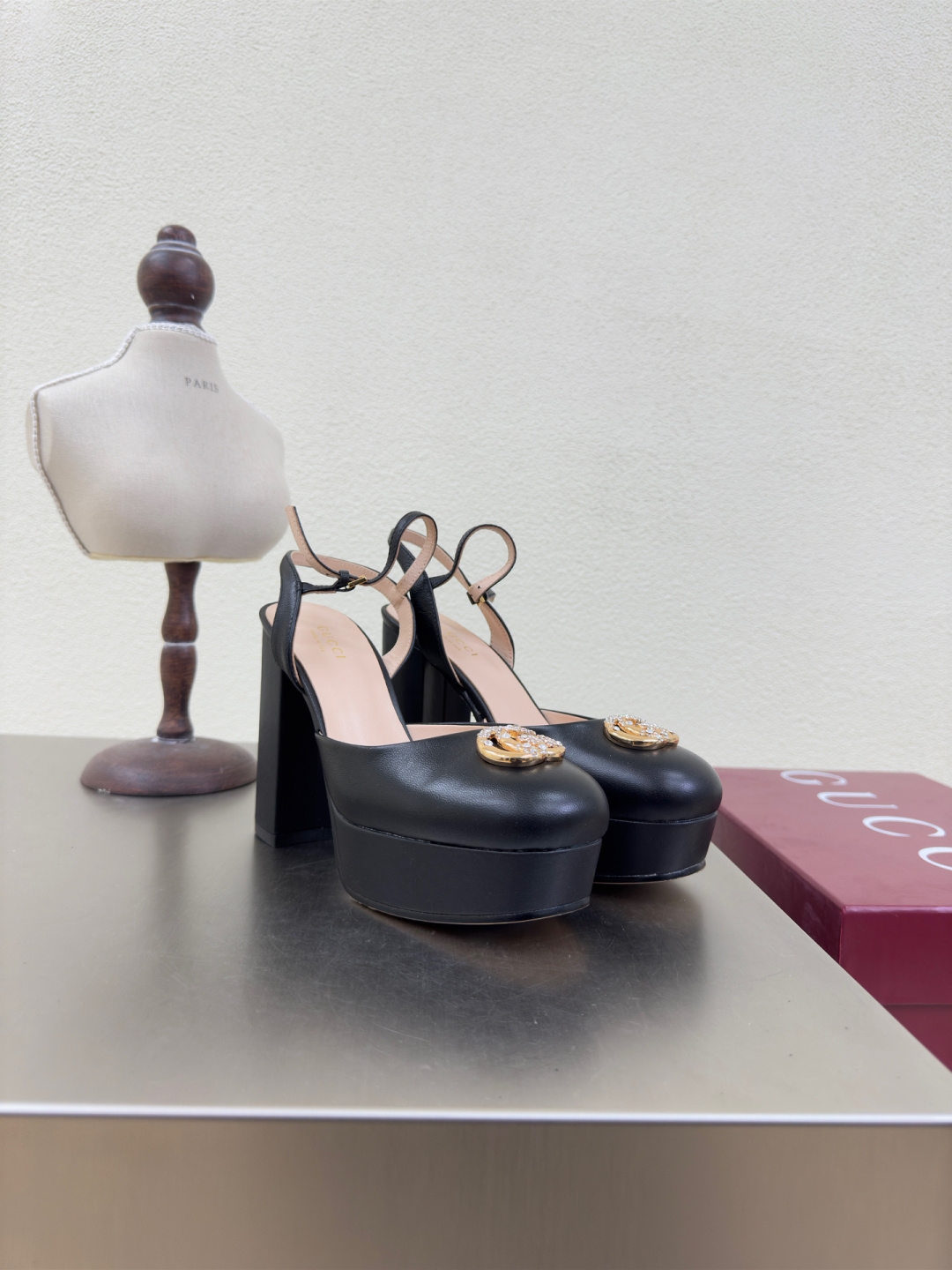 NO:130093,Baotou saddle strap sandals Calfskin diamond-set logo GUCCI 2025 heel height 11.5cm water platform height 3cm black shoe show Gucci Fashion brand logo, with super recognition and high recognition, all products are competing for brands first, then super heel high-ranking GUCCI is also out of date. Guccl Paris fashion show This series interprets the new fashion charm and continues the super high-heel design, which is favored by well-known overseas bloggers and tens of millions of fans and bloggers. It is best-selling at home and abroad and has been out of stock. The top version of candy color matching, face shoe calfskin inner: sheepskin inner sole shoes: original outsole Size: 35 36 37 38 39 40 41 (40 41 customization) Packaging: GUCCI full set of original packaging, sandals, christian  louboutin,gucci,gucci,sandals,cowhide,sheepskin19860909包头 马鞍带凉鞋 小牛皮 镶钻 logo GUCCI 2025 跟高 11.5cm 水台高 3cm 黑色  走鞋款秀 古驰  时尚的品牌LOGO持加,具有超辨高识度各品大争牌恐先推后出超系跟高列GUCCI不也落伍 Guccl巴黎时装秀场款 此系列演绎全新时尚魅力延续超高跟设计,深得海外知名博主青睐千万粉丝博主倾情演绎,畅销海内外国内已经断货,顶级版本糖果色配 面鞋小牛皮 里内:羊皮内里  底鞋:原版大底 码数:35 36 37 38 39 40 41（40 41定制） 包装:GUCCI全套原包版装,凉鞋,christian louboutin,gucci,gucci,sandals,cowhide,sheepskin,Women's Shoes