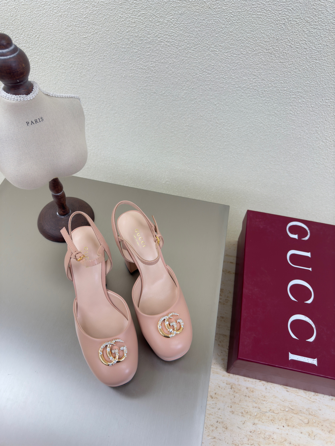 NO:130099,Baotou saddle strap sandals Calfskin diamond-set logo GUCCI 2025 heel height 11.5cm water platform height 3cm apricot flour walking shoe show Gucci Fashion brand logo, with super recognition and high recognition, all products are competing for brands first and then super heel high-ranking GUCCI is also out of date. Guccl Paris fashion show This series interprets the new fashion charm and continues the super high-heel design, which is favored by well-known overseas bloggers and tens of millions of fans and bloggers. It is best-selling at home and abroad and has been out of stock. The top version of candy color matching, face shoe calfskin inner: sheepskin inner sole shoes: original outsole Size: 35 36 37 38 39 40 41 (40 41 customization) Packaging: GUCCI full set of original packaging, sandals, christian  louboutin,gucci,gucci,sandals,cowhide,sheepskin19860909包头 马鞍带凉鞋 小牛皮 镶钻 logo GUCCI 2025 跟高 11.5cm 水台高 3cm 杏粉  走鞋款秀 古驰  时尚的品牌LOGO持加,具有超辨高识度各品大争牌恐先推后出超系跟高列GUCCI不也落伍 Guccl巴黎时装秀场款 此系列演绎全新时尚魅力延续超高跟设计,深得海外知名博主青睐千万粉丝博主倾情演绎,畅销海内外国内已经断货,顶级版本糖果色配 面鞋小牛皮 里内:羊皮内里  底鞋:原版大底 码数:35 36 37 38 39 40 41（40 41定制） 包装:GUCCI全套原包版装,凉鞋,christian louboutin,gucci,gucci,sandals,cowhide,sheepskin,Women's Shoes