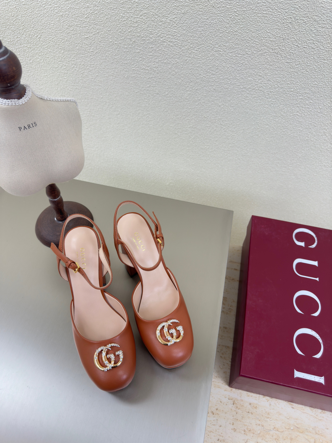 NO:130111,Baotou saddle strap sandals Calfskin diamond-set logo GUCCI 2025 heel height 11.5cm water platform height 3cm brown shoe show Gucci Fashion brand logo, with super recognition and high recognition, all products are competing for brands first and then super heel high-ranking GUCCI is also out of date. Guccl Paris fashion show This series interprets the new fashion charm and continues the super high-heel design, which is favored by well-known overseas bloggers and tens of millions of fans and bloggers. It is best-selling at home and abroad and has been out of stock. The top version of candy color matching, face shoe calfskin inner: sheepskin inner sole shoes: original outsole Size: 35 36 37 38 39 40 41 (40 41 customization) Packaging: GUCCI full set of original packaging, sandals, christian  louboutin,gucci,gucci,sandals,cowhide,sheepskin19860909包头 马鞍带凉鞋 小牛皮 镶钻 logo GUCCI 2025 跟高 11.5cm 水台高 3cm 棕色  走鞋款秀 古驰  时尚的品牌LOGO持加,具有超辨高识度各品大争牌恐先推后出超系跟高列GUCCI不也落伍 Guccl巴黎时装秀场款 此系列演绎全新时尚魅力延续超高跟设计,深得海外知名博主青睐千万粉丝博主倾情演绎,畅销海内外国内已经断货,顶级版本糖果色配 面鞋小牛皮 里内:羊皮内里  底鞋:原版大底 码数:35 36 37 38 39 40 41（40 41定制） 包装:GUCCI全套原包版装,凉鞋,christian louboutin,gucci,gucci,sandals,cowhide,sheepskin,Women's Shoes