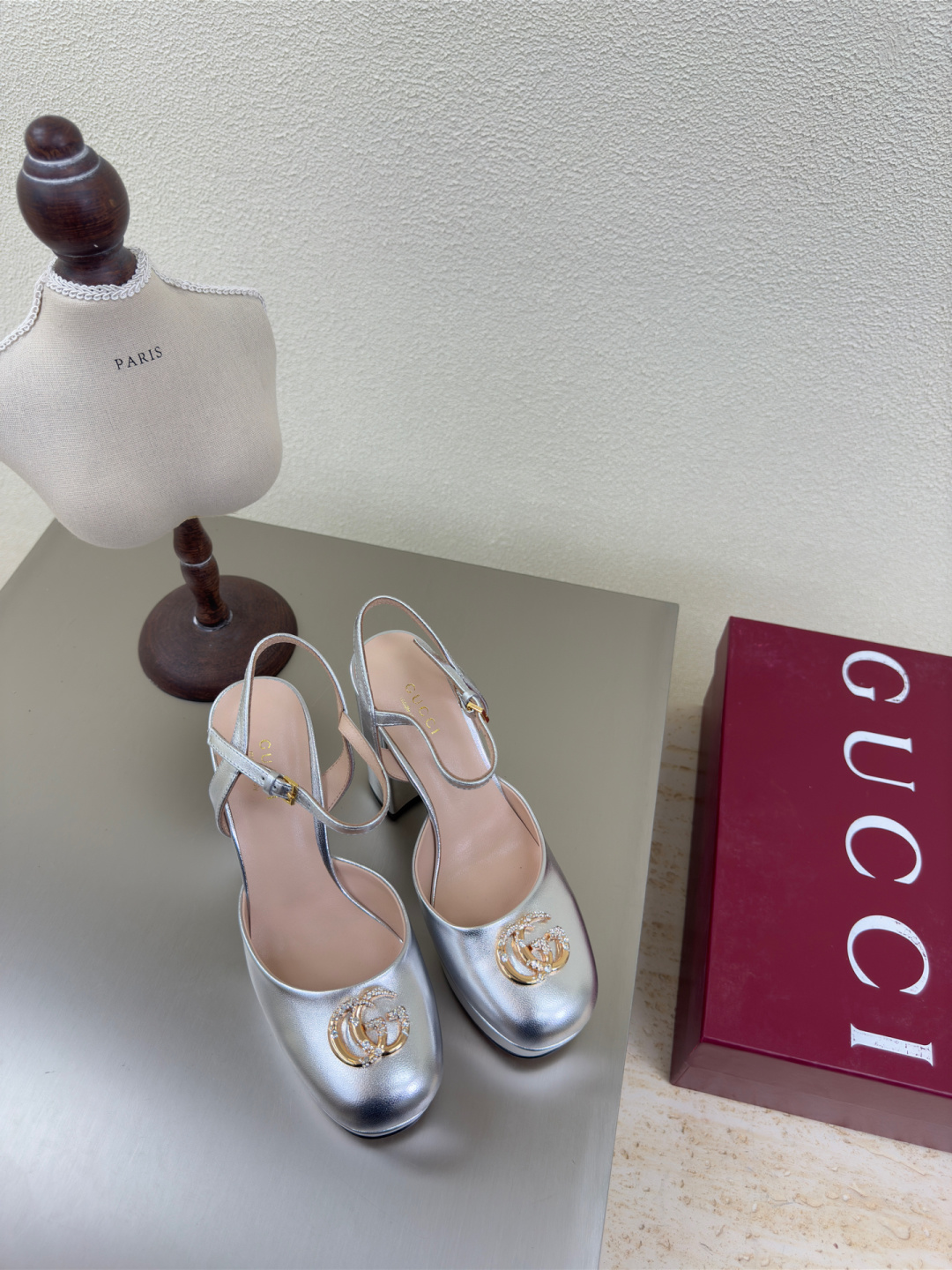 NO:130105,Baotou saddle strap sandals Calfskin diamond-set logo GUCCI 2025 heel height 11.5cm water platform height 3cm silver shoe show Gucci Fashion brand logo, with super recognition and high recognition, all products are competing for brands first and then super heel high-ranking GUCCI is also out of date. Guccl Paris fashion show This series interprets the new fashion charm and continues the super high-heel design, which is favored by well-known overseas bloggers and tens of millions of fans and bloggers. It is best-selling at home and abroad and has been out of stock. The top version of candy color matching, face shoe calfskin inner: sheepskin inner sole shoes: original outsole Size: 35 36 37 38 39 40 41 (40 41 customization) Packaging: GUCCI full set of original packaging, sandals, christian  louboutin,gucci,gucci,sandals,cowhide,sheepskin19860909包头 马鞍带凉鞋 小牛皮 镶钻 logo GUCCI 2025 跟高 11.5cm 水台高 3cm 银色  走鞋款秀 古驰  时尚的品牌LOGO持加,具有超辨高识度各品大争牌恐先推后出超系跟高列GUCCI不也落伍 Guccl巴黎时装秀场款 此系列演绎全新时尚魅力延续超高跟设计,深得海外知名博主青睐千万粉丝博主倾情演绎,畅销海内外国内已经断货,顶级版本糖果色配 面鞋小牛皮 里内:羊皮内里  底鞋:原版大底 码数:35 36 37 38 39 40 41（40 41定制） 包装:GUCCI全套原包版装,凉鞋,christian louboutin,gucci,gucci,sandals,cowhide,sheepskin,Women's Shoes