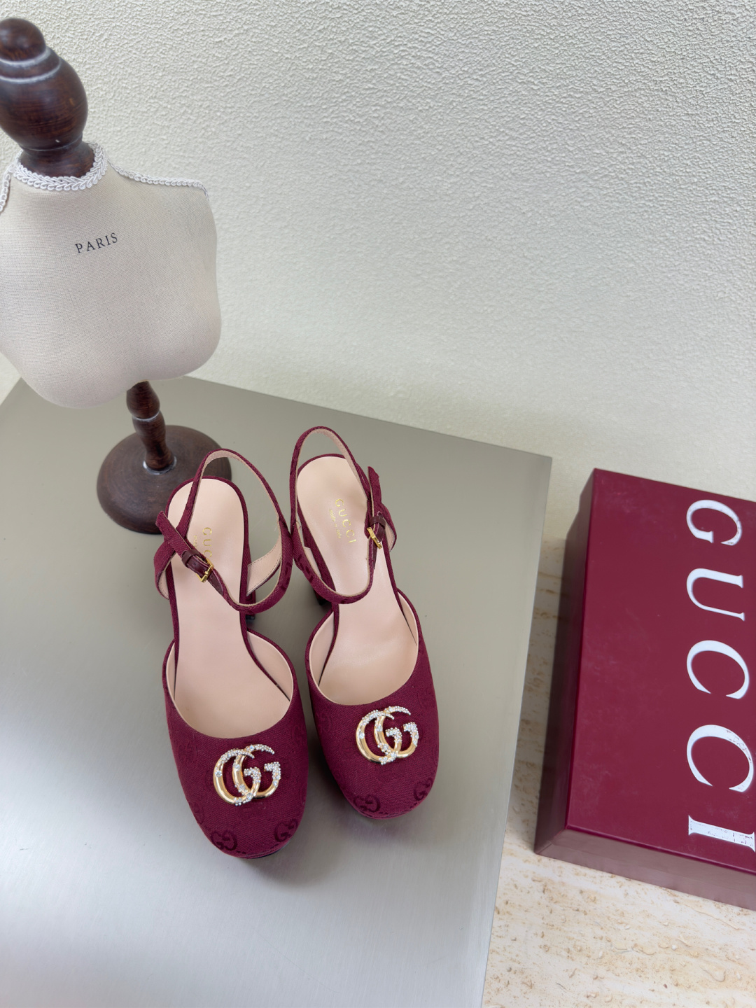 NO:130071,Baotou saddle strap sandals, presbyop fabric, diamond-set logo GUCCI 2025 heel height 11.5cm water platform height 3cm burgundy presbyopia, walking shoe show Gucci Fashion brand logo, with super recognition, high-recognition, various products are competitive, may first and then be promoted, and then the super heel high-ranking GUCCI is not out of date. Guccl Paris fashion show This series interprets the new fashion charm and continues the super high-heel design, which is favored by well-known overseas bloggers and millions of fans and bloggers. It is best-selling at home and abroad and has been out of stock. The top version of candy color matching, presbyop fabric, inner: sheepskin inner Sole shoes: original outsole Size: 35 36 37 38 39 40 41 (40 41 customized)  Packaging: GUCCI full set of original packaging, sandals, christian louboutin, gucci, gucci, sandals, sheepskin19860909包头 马鞍带凉鞋 老花布料 镶钻 logo GUCCI 2025 跟高 11.5cm 水台高 3cm 酒红色老花  走鞋款秀 古驰  时尚的品牌LOGO持加,具有超辨高识度各品大争牌恐先推后出超系跟高列GUCCI不也落伍 Guccl巴黎时装秀场款 此系列演绎全新时尚魅力延续超高跟设计,深得海外知名博主青睐千万粉丝博主倾情演绎,畅销海内外国内已经断货,顶级版本糖果色配 面鞋老花布料  里内:羊皮内里  底鞋:原版大底 码数:35 36 37 38 39 40 41（40 41定制） 包装:GUCCI全套原包版装,凉鞋,christian louboutin,gucci,gucci,sandals,sheepskin,Women's Shoes