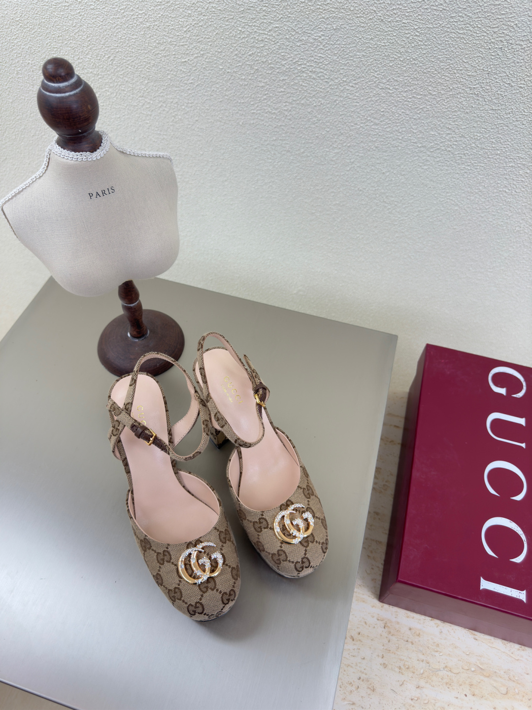 NO:130075,Baotou saddle strap sandals, presbyop fabric, diamond-set logo GUCCI 2025 heel height 11.5cm water platform height 3cm classic apricot color, presbyop fabric, shoe show Gucci Fashion brand logo, with super recognition, high-recognition, various products are competing for brands first, then super heel high-ranking GUCCI is also out of date, Guccl Paris fashion show This series interprets the new fashion charm and continues the super high-heel design, which is favored by well-known overseas bloggers and millions of fans and bloggers, and is best-selling at home and abroad, and has been out of stock at the top version of candy color matching, presbyop fabric, inner: sheepskin inner Sole shoes: original outsole Size: 35 36 37 38 39 40 41 (40 41 customization)  Packaging: GUCCI full set of original packaging, sandals, christian louboutin, gucci, gucci, sandals, sheepskin19860909包头 马鞍带凉鞋 老花布料 镶钻 logo GUCCI 2025 跟高 11.5cm 水台高 3cm 经典杏色 老花布料  走鞋款秀 古驰  时尚的品牌LOGO持加,具有超辨高识度各品大争牌恐先推后出超系跟高列GUCCI不也落伍 Guccl巴黎时装秀场款 此系列演绎全新时尚魅力延续超高跟设计,深得海外知名博主青睐千万粉丝博主倾情演绎,畅销海内外国内已经断货,顶级版本糖果色配 面鞋老花布料  里内:羊皮内里  底鞋:原版大底 码数:35 36 37 38 39 40 41（40 41定制） 包装:GUCCI全套原包版装,凉鞋,christian louboutin,gucci,gucci,sandals,sheepskin,Women's Shoes