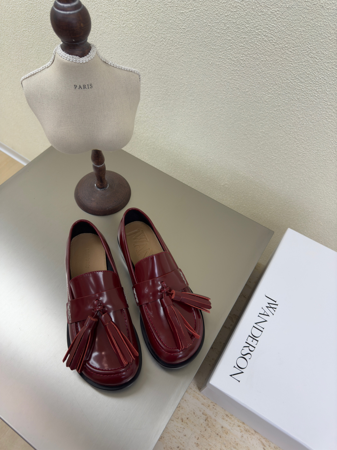 NO:130078,Tassel loafers J W designer brand Women's shoes Opening beads Cowhide Full of grades Burgundy calf's open-edge beads Anti-slip sole design has a loafer. The addition of elements injects more rebellion and strength into the exquisite shoe body, showing a slim but never weak posture. 34 35 36 37 38 39 40 41 (34 40 41 Customized) Configure original packaging, loafers, cowhide19860909流苏乐福鞋 J W 设计师品牌 女鞋 开边珠牛皮 档次满满  酒红色小牛开边珠 防滑大底设计 有着若隐若现的魅力. 元素的加入为精致的鞋体注入更多反叛和力量,展现出纤薄但绝不柔弱的姿态.  34 35 36 37 38 39 40 41（34 40 41 定制） 配置原版包装,乐福鞋,loafers,cowhide,Women's Shoes