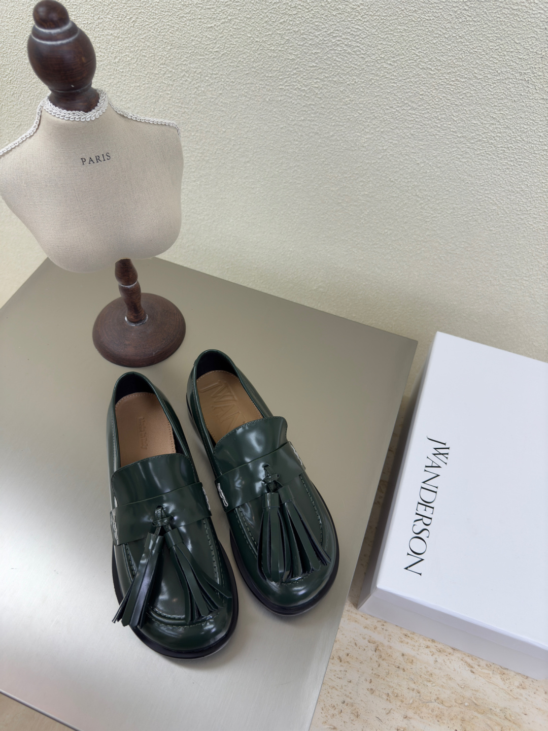 NO:130085,Tassel loafers J W Designer Brand Women's Shoes Open-edge Beaded Cowhide Full of grades Military green calf open-edge Beaded Anti-slip sole design has a loafer. The addition of elements injects more rebellion and strength into the exquisite shoe body, showing a slim but never weak posture. 34 35 36 37 38 39 40 41 (34 40 41 Customized) Configure original packaging, loafers, cowhide19860909流苏乐福鞋 J W 设计师品牌 女鞋 开边珠牛皮 档次满满  军绿色小牛开边珠 防滑大底设计 有着若隐若现的魅力. 元素的加入为精致的鞋体注入更多反叛和力量,展现出纤薄但绝不柔弱的姿态.  34 35 36 37 38 39 40 41（34 40 41 定制） 配置原版包装,乐福鞋,loafers,cowhide,Women's Shoes