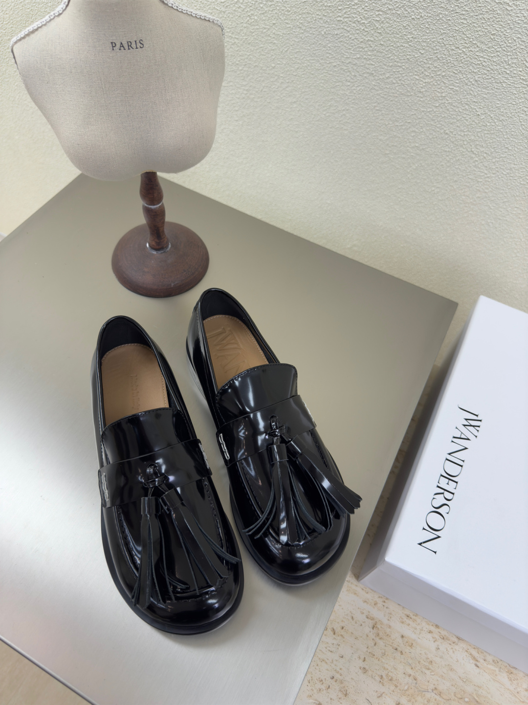 NO:130081,Tassel loafers J W Designer Brand Women's Shoes Open-edge Beaded Cowhide Full of Grade Black Color Calf Open-edge Beads Anti-slip Outsole Design Has a loafer. The addition of elements injects more rebellious and power into the exquisite shoe body, showing a slim but never weak posture. 34 35 36 37 38 39 40 41 (34 40 41 Customized) Configure original packaging, loafers, cowhide19860909流苏乐福鞋 J W 设计师品牌 女鞋 开边珠牛皮 档次满满  黑色 色小牛开边珠 防滑大底设计 有着若隐若现的魅力. 元素的加入为精致的鞋体注入更多反叛和力量,展现出纤薄但绝不柔弱的姿态.  34 35 36 37 38 39 40 41（34 40 41 定制） 配置原版包装,乐福鞋,loafers,cowhide,Women's Shoes