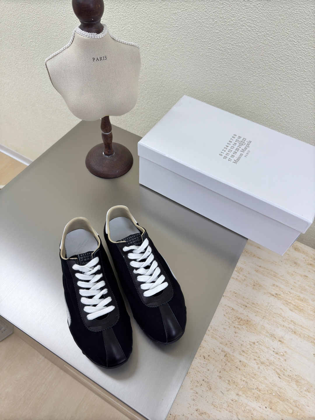 NO:223823,Couple model Xindexen MM6 Maison Margiela Men's 10 Gao Mercury beef reverse velvet original fabric water-dyed cowhide leather hot fashion style black Mm6 Maison Margiela's experiment starts from the functionalist deconstruction aesthetics, unexpected playful and avant-garde interpretation, changeable simple style tailoring, presenting an extremely creative fashion experimental style. Leather outsole design Gao Mercury beef reverse velvet Comfortable delicate Water-dyed cowhide leather lining high-end version Rebellious and low-key Mm6 Maison Marqiela has released a new model, fashionable shoes with pragmatism as the core of the design. The avant-garde design is similar to the main line Tabi split-toe styling design, matched with the top layer cowhide upper, water-dyed cowhide inner lining  The neat upper design is modern and fashionable, and it can also become one of the most practical items for daily wardrobe wear! The outsole uses the original uniform outsole with digital heels. Women 35 36 37 38 39 40 (40 customization) Men 39 40 41 42 43 44 45 (45 customization) Men's style is released after the New Year, casual shoes/sports shoes, masion margiela, sneakers, cowhide, Leather soles19860909情侣款 新德讯 MM6 Maison Margiela 男10 高丝光牛反绒皮原版布料水染牛皮 大热时尚风格 黑 Mm6 Maison Margiela的实验性从功能主义的解构美学出发,意想不到的玩味和前卫演绎,多变的简约风格剪裁,呈现创意无比的时装实验造型. 真皮大底设计 高丝光牛反绒 舒服细腻 水染牛皮里 皮里 高端对版  反叛又低调的Mm6 Maison Marqiela再出新款,以实用主义为设计核心的时髦鞋履. 前卫的设计与主线的Tabi分趾造型设计有着异曲同工 搭配头层牛皮鞋面,水染牛皮内里 利落的鞋面设计,摩登时髦的同时也可以成为日常衣橱非常实穿的单品之一! 大底选用原版一致大底 搭配数字跟 女 35 36 37 38 39 40 (40 定制) 男 39 40 41 42 43 44 45（45定制） 男款年后出,休闲鞋/运动鞋,masion margiela,sneakers,cowhide,Leather soles,Women's Shoes