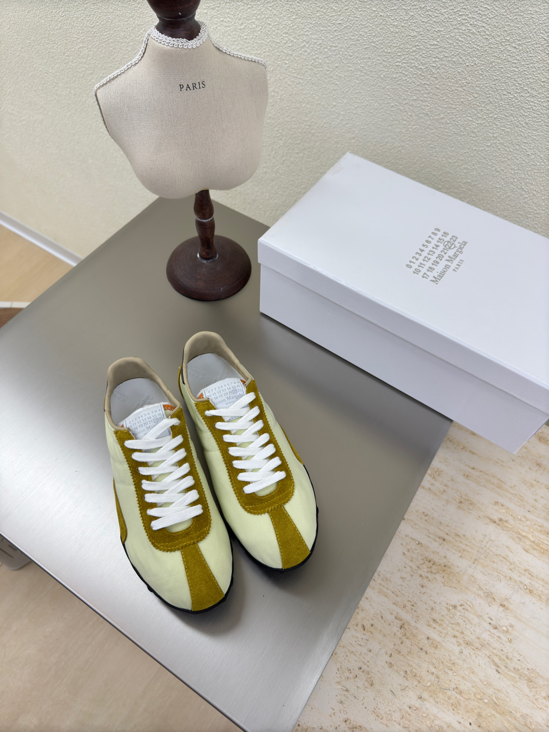 NO:223797,Couple model Xindexen MM6 Maison Margiela Men's 10 Gao Mercury beef reverse velvet original fabric water-dyed cowhide leather hot fashion style Turmeric Mm6 Maison Margiela's experiment starts from the functionalist deconstruction aesthetic, unexpected playful and avant-garde interpretation, changeable simple style tailoring, presenting an extremely creative fashion experimental shape. Leather outsole design Gao Mercury beef reverse velvet Comfortable delicate Water-dyed cowhide leather lining high-end version Rebellious and low-key Mm6 Maison Marqiela has released a new model, fashionable shoes with pragmatism as the core of the design. The avant-garde design is similar to the main line Tabi split-toe styling design, matched with the top layer cowhide upper, water-dyed cowhide inner lining  The neat upper design is modern and fashionable, and it can also become one of the most practical items for daily wardrobe wear! The outsole uses the original uniform outsole with digital heels. Women 35 36 37 38 39 40 (40 customization) Men 39 40 41 42 43 44 45 (45 customization) Men's style is released after the New Year, casual shoes/sports shoes, masion margiela, sneakers, cowhide, Leather soles19860909情侣款 新德讯 MM6 Maison Margiela 男10 高丝光牛反绒皮原版布料水染牛皮 大热时尚风格 姜黄 Mm6 Maison Margiela的实验性从功能主义的解构美学出发,意想不到的玩味和前卫演绎,多变的简约风格剪裁,呈现创意无比的时装实验造型. 真皮大底设计 高丝光牛反绒 舒服细腻 水染牛皮里 皮里 高端对版  反叛又低调的Mm6 Maison Marqiela再出新款,以实用主义为设计核心的时髦鞋履. 前卫的设计与主线的Tabi分趾造型设计有着异曲同工 搭配头层牛皮鞋面,水染牛皮内里 利落的鞋面设计,摩登时髦的同时也可以成为日常衣橱非常实穿的单品之一! 大底选用原版一致大底 搭配数字跟 女 35 36 37 38 39 40 (40 定制) 男 39 40 41 42 43 44 45（45定制） 男款年后出,休闲鞋/运动鞋,masion margiela,sneakers,cowhide,Leather soles,Women's Shoes