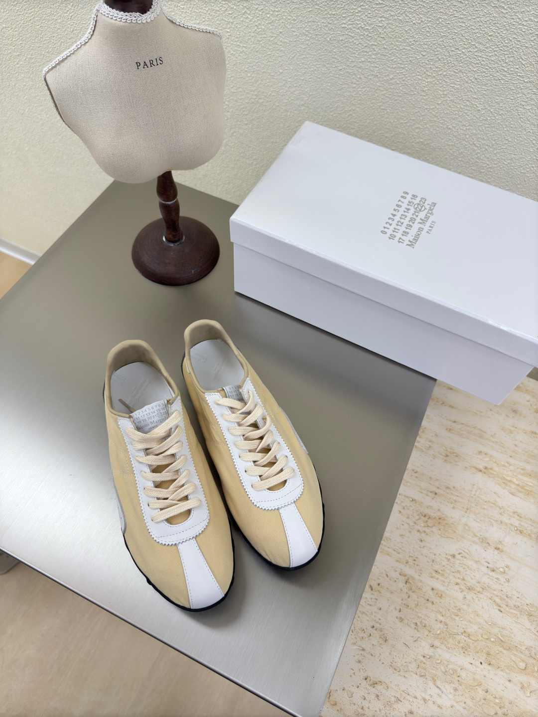 NO:223782,Couple model Xindexen MM6 Maison Margiela Men's 10 Gao Mercury beef reverse velvet original fabric water-dyed cowhide leather Hot fashion style White with light yellow Mm6 Maison Margiela's experiment starts from the functionalist deconstruction aesthetics, unexpected playful and avant-garde interpretation, changeable simple style tailoring, presenting an extremely creative fashion experimental shape. Leather outsole design Gao Mercury beef reverse velvet Comfortable delicate Water-dyed cowhide leather lid High-end pair Rebellious and low-key Mm6 Maison Marqiela has released a new model, fashionable shoes with pragmatism as the core of the design. The avant-garde design is similar to the main line Tabi split-toe styling design, matched with the top layer cowhide upper, water-dyed cowhide inner lid  The neat upper design is modern and fashionable, and it can also become one of the most practical items for daily wardrobe wear! The outsole uses the original uniform outsole with digital heels. Women 35 36 37 38 39 40 (40 customization) Men 39 40 41 42 43 44 45 (45 customization) Men's style is released after the New Year, casual shoes/sports shoes, masion margiela, sneakers, cowhide, Leather soles19860909情侣款 新德讯 MM6 Maison Margiela 男10 高丝光牛反绒皮原版布料水染牛皮 大热时尚风格 白配淡黄 Mm6 Maison Margiela的实验性从功能主义的解构美学出发,意想不到的玩味和前卫演绎,多变的简约风格剪裁,呈现创意无比的时装实验造型. 真皮大底设计 高丝光牛反绒 舒服细腻 水染牛皮里 皮里 高端对版  反叛又低调的Mm6 Maison Marqiela再出新款,以实用主义为设计核心的时髦鞋履. 前卫的设计与主线的Tabi分趾造型设计有着异曲同工 搭配头层牛皮鞋面,水染牛皮内里 利落的鞋面设计,摩登时髦的同时也可以成为日常衣橱非常实穿的单品之一! 大底选用原版一致大底 搭配数字跟 女 35 36 37 38 39 40 (40 定制) 男 39 40 41 42 43 44 45（45定制） 男款年后出,休闲鞋/运动鞋,masion margiela,sneakers,cowhide,Leather soles,Women's Shoes