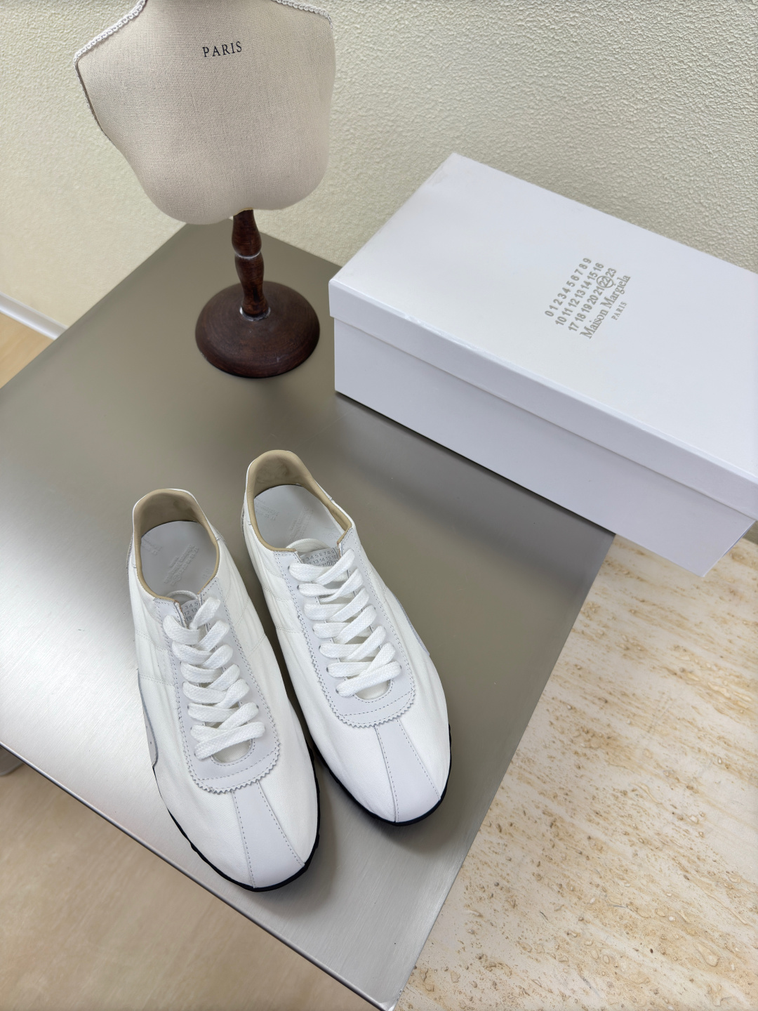 NO:223792,Couple model Xindexen MM6 Maison Margiela Men's 10 Gao Mercury beef reverse velvet leather original fabric water-dyed cowhide leather hot fashion style White Mm6 Maison Margiela's experiment starts from the functionalist deconstruction aesthetics, unexpected playful and avant-garde interpretation, changeable simple style tailoring, presenting an extremely creative fashion experimental shape. Leather outsole design Gao Mercury beef reverse velvet Comfortable delicate Water-dyed cowhide leather lid High-end pairing Rebellious and low-key Mm6 Maison Marqiela has released a new model, fashionable shoes with pragmatism as the core of the design. The avant-garde design is similar to the main line Tabi split-toe styling design, matched with the top layer cowhide leather upper, water-dyed cowhide inner lid  The neat upper design is modern and fashionable, and it can also become one of the most practical items for daily wardrobe wear! The outsole uses the original uniform outsole with digital heels. Women 35 36 37 38 39 40 (40 customization) Men 39 40 41 42 43 44 45 (45 customization) Men's style is released after the New Year, casual shoes/sports shoes, masion margiela, sneakers, cowhide, Leather soles19860909情侣款 新德讯 MM6 Maison Margiela 男10 高丝光牛反绒皮原版布料水染牛皮 大热时尚风格 白 Mm6 Maison Margiela的实验性从功能主义的解构美学出发,意想不到的玩味和前卫演绎,多变的简约风格剪裁,呈现创意无比的时装实验造型. 真皮大底设计 高丝光牛反绒 舒服细腻 水染牛皮里 皮里 高端对版  反叛又低调的Mm6 Maison Marqiela再出新款,以实用主义为设计核心的时髦鞋履. 前卫的设计与主线的Tabi分趾造型设计有着异曲同工 搭配头层牛皮鞋面,水染牛皮内里 利落的鞋面设计,摩登时髦的同时也可以成为日常衣橱非常实穿的单品之一! 大底选用原版一致大底 搭配数字跟 女 35 36 37 38 39 40 (40 定制) 男 39 40 41 42 43 44 45（45定制） 男款年后出,休闲鞋/运动鞋,masion margiela,sneakers,cowhide,Leather soles,Women's Shoes