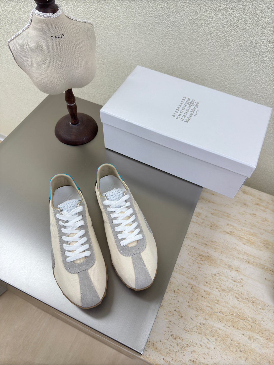 NO:223787,Couple model Xindexen MM6 Maison Margiela Men's 10 Gao Mercury beef reverse velvet original fabric water-dyed cowhide leather hot fashion style gray blue tail Mm6 Maison Margiela's experiment starts from the functionalist deconstruction aesthetics, unexpected playful and avant-garde interpretation, changeable simple style tailoring, presenting an extremely creative fashion experimental style. Leather outsole design Gao Mercury beef reverse velvet Comfortable delicate Water-dyed cowhide leather lid High-end pairing Rebellious and low-key Mm6 Maison Marqiela has released a new model, fashionable shoes with pragmatism as the core of the design. The avant-garde design is similar to the main line Tabi split-toe styling design, matched with the top layer cowhide leather upper, water-dyed cowhide inner lid  The neat upper design is modern and fashionable, and it can also become one of the most practical items for daily wardrobe wear! The outsole uses the original uniform outsole with digital heels. Women 35 36 37 38 39 40 (40 customization) Men 39 40 41 42 43 44 45 (45 customization) Men's style is released after the New Year, casual shoes/sports shoes, masion margiela, sneakers, cowhide, Leather soles19860909情侣款 新德讯 MM6 Maison Margiela 男10 高丝光牛反绒皮原版布料水染牛皮 大热时尚风格 灰 蓝尾 Mm6 Maison Margiela的实验性从功能主义的解构美学出发,意想不到的玩味和前卫演绎,多变的简约风格剪裁,呈现创意无比的时装实验造型. 真皮大底设计 高丝光牛反绒 舒服细腻 水染牛皮里 皮里 高端对版  反叛又低调的Mm6 Maison Marqiela再出新款,以实用主义为设计核心的时髦鞋履. 前卫的设计与主线的Tabi分趾造型设计有着异曲同工 搭配头层牛皮鞋面,水染牛皮内里 利落的鞋面设计,摩登时髦的同时也可以成为日常衣橱非常实穿的单品之一! 大底选用原版一致大底 搭配数字跟 女 35 36 37 38 39 40 (40 定制) 男 39 40 41 42 43 44 45（45定制） 男款年后出,休闲鞋/运动鞋,masion margiela,sneakers,cowhide,Leather soles,Women's Shoes