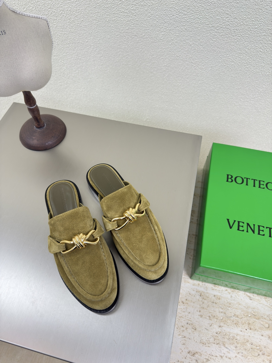 NO:224041,BOTTEGA VENET* Women's Astaire Loafer Slippers Original one-to-one practice Consistent knot rope hardware Olive green Another trend today Ceiling The most comprehensive color versatile Delicate flat sole Wrap fabric Same color heel leather Careful design Never sloppy Durable and comfortable ————————————————————————————————————————————————————————————————————————————————————————————————————————————————————————————————————————————————————————————————————————————————————————————————————————————————————————————————————————————————————————————————————————————————————————————————————————————————————————————————————————19860909BOTTEGA VENET* 女士Astaire乐福拖鞋  原版一比一做法 一致结绳五金 橄榄绿色 当今流行的又一趋势 天花板啦 最全色百搭 精致平底 包裹面料 同色跟皮 用心设计 绝不马虎 耐穿舒适 —————————————— 鞋面材质选用同原版的小牛反绒皮  材质柔软顺滑 手工缝制后拉链开合设计 性感舒适 手工缝制工艺 垫脚内里选用羊皮内里舒适高端 打钉大底选用原版开模 一致真皮大底  对标对版 选用原版包装 鞋子布袋采用印胶logo工艺 市场最高端 采用热熔胶定型鞋头 后跟 易回弹不变形 高跟系列 包面料工艺 鞋面车线选用意大利电脑针车 做工精细 选用原版包装  35 36 37 38 39 40 41 42（40 41 42 定制）,乐福鞋,bottega veneta,loafers,slippers,sheepskin,Leather soles,Women's Shoes