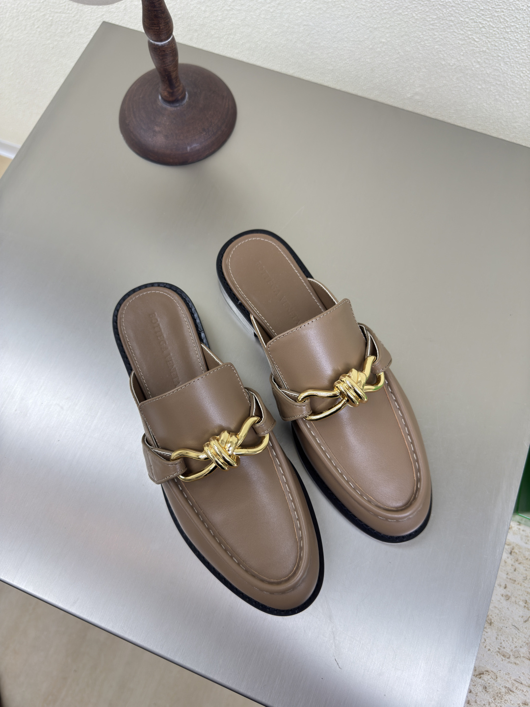 NO:224046,BOTTEGA VENET* Women's Astaire Loafer Slippers Original one-to-one practice Consistent knot-string hardware Khaki Another trend today Ceiling The most comprehensive color versatile Delicate flat sole Wrap fabric Same color heel leather Careful design Never sloppy Durable and comfortable ——————————————————————————————————————————————————————————————————————————————————————————————————————————————————————————————————————————————————————————————————————————————————————————————————————————————————————————————————————————————————————————————————————————————————————————————————————————————————————————————————————————————————————————————————————————————————————————————————————————————————————————————————————————  Fine workmanship Select original packaging 35 36 37 38 39 40 41 42 (40 41 42 customized), loafers, bottega veneta, loafers, slippers, cowhide, sheepskin, Leather soles19860909BOTTEGA VENET* 女士Astaire乐福拖鞋  原版一比一做法 一致结绳五金 卡其色 当今流行的又一趋势 天花板啦 最全色百搭 精致平底 包裹面料 同色跟皮 用心设计 绝不马虎 耐穿舒适 —————————————— 鞋面材质选用同原版的小牛皮 材质柔软顺滑 手工缝制后拉链开合设计 性感舒适 手工缝制工艺 垫脚内里选用羊皮内里舒适高端 打钉大底选用原版开模 一致真皮大底  对标对版 选用原版包装 鞋子布袋采用印胶logo工艺 市场最高端 采用热熔胶定型鞋头 后跟 易回弹不变形 高跟系列 包面料工艺 鞋面车线选用意大利电脑针车 做工精细 选用原版包装  35 36 37 38 39 40 41 42（40 41 42 定制）,乐福鞋,bottega veneta,loafers,slippers,cowhide,sheepskin,Leather soles,Women's Shoes