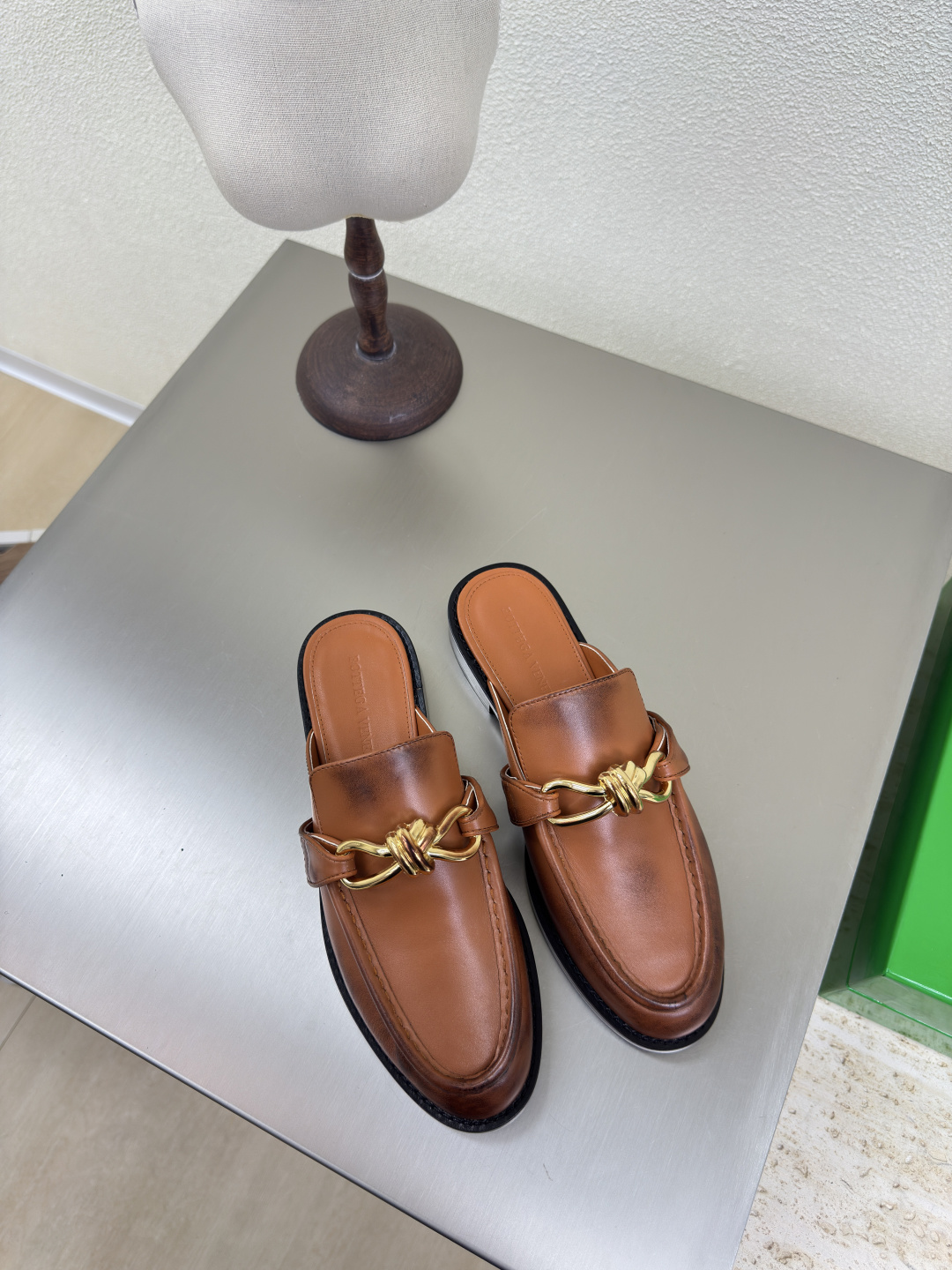 NO:224051,Handmade old color polishing process BOTTEGA VENET* Women's Astaire Loafer Slippers Original one-to-one method Consistent knot rope hardware Classic brown Another trend today Ceiling The most comprehensive color versatile Delicate flat sole Wrap fabric Same color heel leather Carefully designed Never sloppy Depressed and comfortable —————————————————————————————————————————————————————————————————————————————————————————————————————————————————————————————————————————————————————————————————————————————————————————————————————————————————————————————————————————————————————————————————————————————————————————————————————————————————————————————————————————————————————————————————————————————————————————————————————————————————————————————————————  The upper line is made of Italian computer needle truck. The workmanship is fine. The original packaging is selected. 35 36 37 38 39 40 41 42 (40 41 42 customized), loafers, bottega veneta, loafers, slippers, cowhide, sheepskin, Leather soles19860909手工做旧擦色工艺 BOTTEGA VENET* 女士Astaire乐福拖鞋  原版一比一做法 一致结绳五金 经典棕色 当今流行的又一趋势 天花板啦 最全色百搭 精致平底 包裹面料 同色跟皮 用心设计 绝不马虎 耐穿舒适 —————————————— 鞋面材质选用同原版的小牛皮  材质柔软顺滑 手工缝制后拉链开合设计 性感舒适 手工缝制工艺 垫脚内里选用羊皮内里舒适高端 打钉大底选用原版开模 一致真皮大底  对标对版 选用原版包装 鞋子布袋采用印胶logo工艺 市场最高端 采用热熔胶定型鞋头 后跟 易回弹不变形 平底 系列 包面料工艺 鞋面车线选用意大利电脑针车 做工精细 选用原版包装  35 36 37 38 39 40 41 42（40 41 42 定制）,乐福鞋,bottega veneta,loafers,slippers,cowhide,sheepskin,Leather soles,Women's Shoes