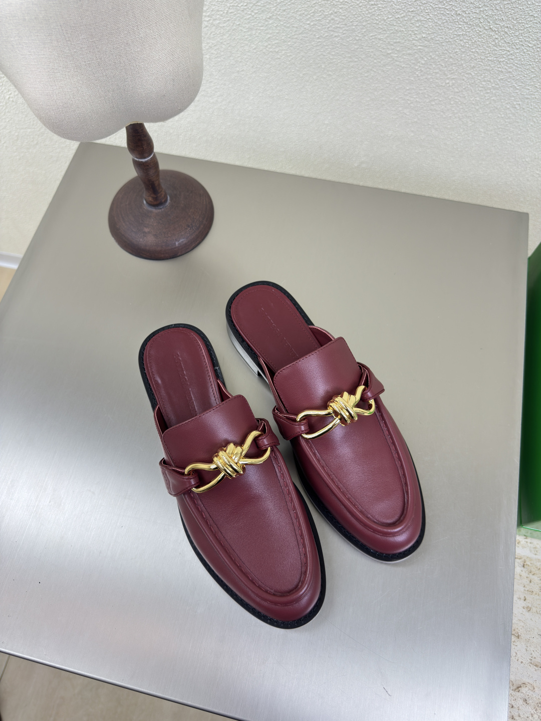 NO:224055,BOTTEGA VENET* Women's Astaire Loafer Slippers Original one-to-one practice Consistent knot rope hardware Burgundy Another trend today Ceiling The most comprehensive color versatile Delicate flat sole Wrap fabric Same color heel leather Careful design Never sloppy Durable and comfortable ———————————————————————————————————————————————————————————————————————————————————————————————————————————————————————————————————————————————————————————————————————————————————————————————————————————————————————————————————————————————————————————————————————————————————————————————————————————————————————————————————————————————————————————————————————————————————————————————————————————————————————————————————————————  Fine workmanship Select original packaging 35 36 37 38 39 40 41 42 (40 41 42 customized), loafers, bottega veneta, loafers, slippers, cowhide, sheepskin, Leather soles19860909BOTTEGA VENET* 女士Astaire乐福拖鞋 原版一比一做法 一致结绳五金 酒红色 当今流行的又一趋势 天花板啦 最全色百搭 精致平底 包裹面料 同色跟皮 用心设计 绝不马虎 耐穿舒适 —————————————— 鞋面材质选用同原版的小牛皮  材质柔软顺滑 手工缝制后拉链开合设计 性感舒适 手工缝制工艺 垫脚内里选用羊皮内里舒适高端 打钉大底选用原版开模 一致真皮大底  对标对版 选用原版包装 鞋子布袋采用印胶logo工艺 市场最高端 采用热熔胶定型鞋头 后跟 易回弹不变形 平底 系列 包面料工艺 鞋面车线选用意大利电脑针车 做工精细 选用原版包装  35 36 37 38 39 40 41 42（40 41 42 定制）,乐福鞋,bottega veneta,loafers,slippers,cowhide,sheepskin,Leather soles,Women's Shoes
