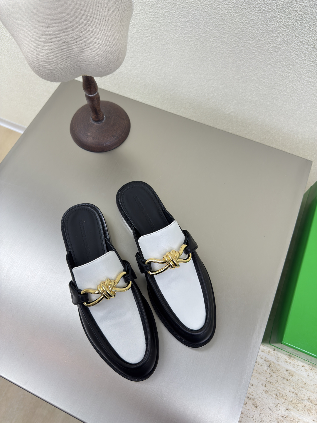 NO:563683,BOTTEGA VENET* Women's Astaire Loaf Slippers Original one-to-one production method Uniform knotted hardware Panda color Another popular trend today Ceiling The most versatile color Exquisite flat bottom Wrapped fabric Same color heel Carefully designed to never be sloppy Durable and comfortable —————————————— The upper material is made of the same calfskin as the original version The material is soft and smooth Hand-sewn rear zipper closure design Sexy and comfortable Hand-sewing process  The lining of the foot pads is made of sheepskin lining, which is comfortable and high-end. The nailed outsole is made of the original mold. The leather outsole is the same. The original version is matched. The original packaging is used. The shoe bag is printed with glue logo technology. The most high-end in the market. Hot melt glue is used to shape the toe and heel. It is easy to rebound and does not deform. Flat series. Packing fabric technology. The upper stitching is made by Italian computer sewing machine.   Fine workmanship, original packaging 35 36 37 38 39 40 41 42 (40 41 42 customized), loafers and half slippers, bottega veneta, loafers, slippers, cowhide, sheepskin, Leather soles19860909BOTTEGA VENET* 女士Astaire乐福拖鞋 原版一比一做法 一致结绳五金 熊猫色 当今流行的又一趋势 天花板啦 最全色百搭 精致平底 包裹面料 同色跟皮 用心设计 绝不马虎 耐穿舒适 —————————————— 鞋面材质选用同原版的小牛皮  材质柔软顺滑 手工缝制后拉链开合设计 性感舒适 手工缝制工艺 垫脚内里选用羊皮内里舒适高端 打钉大底选用原版开模 一致真皮大底  对标对版 选用原版包装 鞋子布袋采用印胶logo工艺 市场最高端 采用热熔胶定型鞋头 后跟 易回弹不变形 平底 系列 包面料工艺 鞋面车线选用意大利电脑针车 做工精细 选用原版包装  35 36 37 38 39 40 41 42（40 41 42 定制）,乐福鞋半拖,bottega veneta,loafers,slippers,cowhide,sheepskin,Leather soles,Women's Shoes