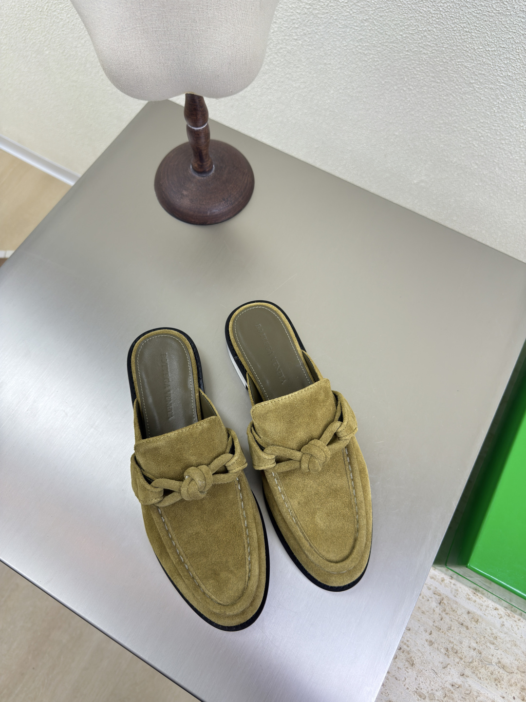 NO:224060,Leather buckle BOTTEGA VENET* Women's Astaire Loafer Slippers Original one-to-one practice Consistent knotted leather buckle Olive green Another trend today Ceiling The most comprehensive color versatile Delicate flat sole Wrap fabric Same color heel leather Careful design Never sloppy Durable and comfortable ——————————————————————————————————————————————————————————————————————————————————————————————————————————————————————————————————————————————————————————————————————————————————————————————————————————————————————————————————————————————————————————————————————————————————————————————————————————————————————————————————————————————————————————————————————————————————————————————————————————————————————————————————  The upper line is made of Italian computer needle truck. The workmanship is fine. The original packaging is selected. 35 36 37 38 39 40 41 42 (40 41 42 customized), loafers, bottega veneta, loafers, slippers, sheepskin, Leather soles19860909皮扣款 BOTTEGA VENET* 女士Astaire乐福拖鞋 原版一比一做法 一致结绳皮扣 橄榄绿 当今流行的又一趋势 天花板啦 最全色百搭 精致平底 包裹面料 同色跟皮 用心设计 绝不马虎 耐穿舒适 —————————————— 鞋面材质选用同原版的小牛反绒皮  材质柔软顺滑 手工缝制后拉链开合设计 性感舒适 手工缝制工艺 垫脚内里选用羊皮内里舒适高端 打钉大底选用原版开模 一致真皮大底  对标对版 选用原版包装 鞋子布袋采用印胶logo工艺 市场最高端 采用热熔胶定型鞋头 后跟 易回弹不变形 平底 系列 包面料工艺 鞋面车线选用意大利电脑针车 做工精细 选用原版包装  35 36 37 38 39 40 41 42（40 41 42 定制）,乐福鞋,bottega veneta,loafers,slippers,sheepskin,Leather soles,Women's Shoes