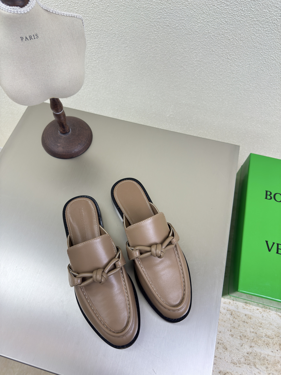 NO:224064,Leather buckle BOTTEGA VENET* Women's Astaire Loafer Slippers Original one-to-one practice Consistent knotted leather buckle Khaki Another trend today Ceiling The most comprehensive color versatile Delicate flat sole Wrap fabric Same color Heel leather Carefully designed Never sloppy Durable and comfortable ———————————————————————————————————————————————————————————————————————————————————————————————————————————————————————————————————————————————————————————————————————————————————————————————————————————————————————————————————————————————————————————————————————————————————————————————————————————————————————————————————————————————————————————————————————————————————————————————————————————————————————————————————  The upper line is made of Italian computer needle truck. The workmanship is fine. The original packaging is selected. 35 36 37 38 39 40 41 42 (40 41 42 customized), loafers, bottega veneta, loafers, slippers, cowhide, sheepskin, Leather soles19860909皮扣款 BOTTEGA VENET* 女士Astaire乐福拖鞋 原版一比一做法 一致结绳皮扣 卡其色 当今流行的又一趋势 天花板啦 最全色百搭 精致平底 包裹面料 同色跟皮 用心设计 绝不马虎 耐穿舒适 —————————————— 鞋面材质选用同原版的小牛皮  材质柔软顺滑 手工缝制后拉链开合设计 性感舒适 手工缝制工艺 垫脚内里选用羊皮内里舒适高端 打钉大底选用原版开模 一致真皮大底  对标对版 选用原版包装 鞋子布袋采用印胶logo工艺 市场最高端 采用热熔胶定型鞋头 后跟 易回弹不变形 平底 系列 包面料工艺 鞋面车线选用意大利电脑针车 做工精细 选用原版包装  35 36 37 38 39 40 41 42（40 41 42 定制）,乐福鞋,bottega veneta,loafers,slippers,cowhide,sheepskin,Leather soles,Women's Shoes