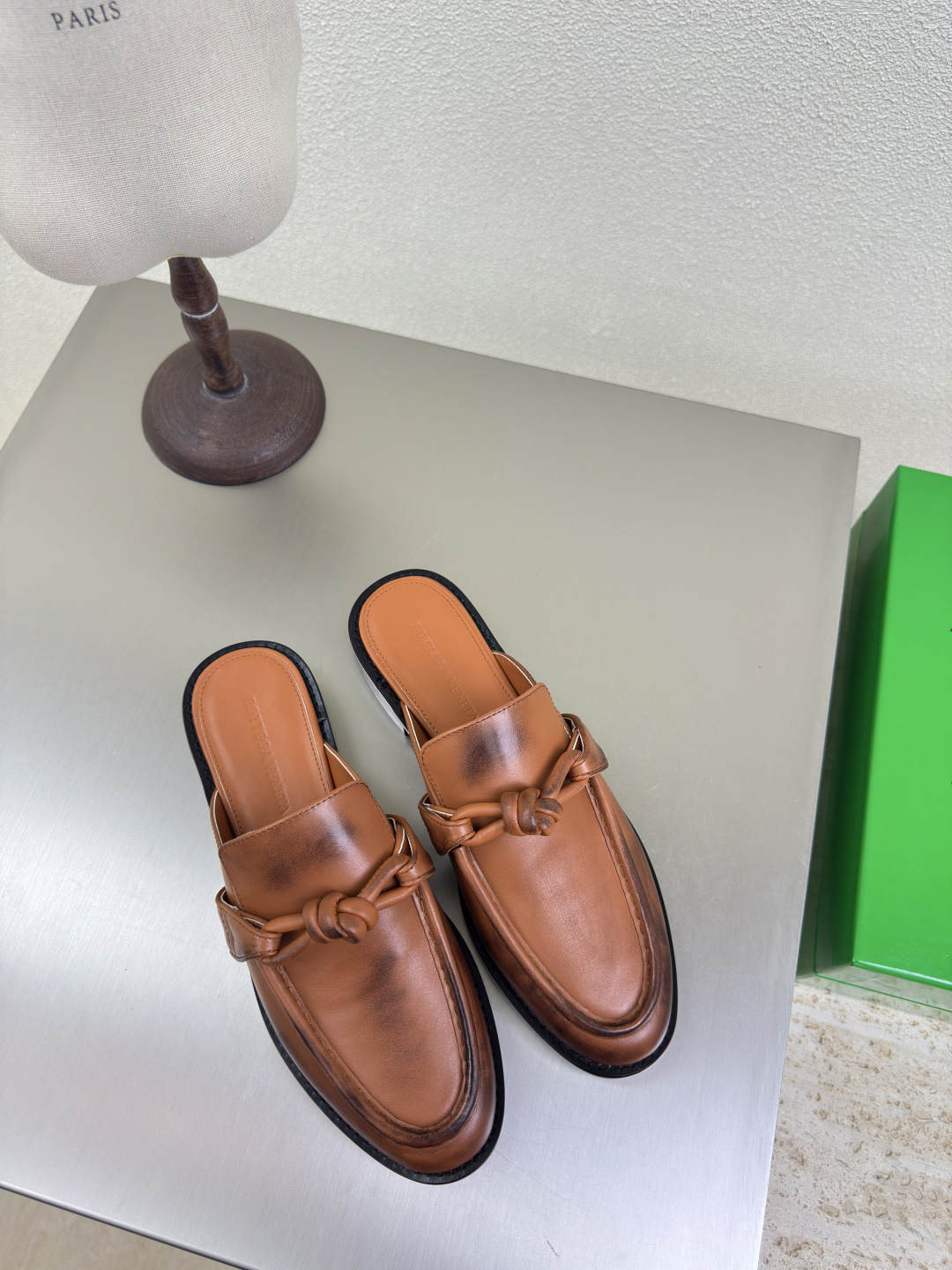 NO:224069,Leather buckle Handmade and old color polishing process BOTTEGA VENET* Women's Astaire Loafer Slippers Original one-to-one method Consistent knot rope leather buckle Classic brown Another trend today Ceiling The most comprehensive color versatile Delicate flat sole Wrap fabric Same color heel leather Carefully designed Never sloppy Depressed and comfortable ———————————————————————————————————————————————————————————————————————————————————————————————————————————————————————————————————————————————————————————————————————————————————————————————————————————————————————————————————————————————————————————————————————————————————————————————————————————————————————————————————————————————————————————————————————————————————————————————————————————————————————————  The upper line is made of Italian computer needle truck. The workmanship is fine. The original packaging is selected. 35 36 37 38 39 40 41 42 (40 41 42 customized), loafers, bottega veneta, loafers, slippers, cowhide, sheepskin, Leather soles19860909皮扣款 手工做旧擦色工艺 BOTTEGA VENET* 女士Astaire乐福拖鞋  原版一比一做法 一致结绳皮扣 经典棕色 当今流行的又一趋势 天花板啦 最全色百搭 精致平底 包裹面料 同色跟皮 用心设计 绝不马虎 耐穿舒适 —————————————— 鞋面材质选用同原版的小牛皮  材质柔软顺滑 手工缝制后拉链开合设计 性感舒适 手工缝制工艺 垫脚内里选用羊皮内里舒适高端 打钉大底选用原版开模 一致真皮大底  对标对版 选用原版包装 鞋子布袋采用印胶logo工艺 市场最高端 采用热熔胶定型鞋头 后跟 易回弹不变形 平底 系列 包面料工艺 鞋面车线选用意大利电脑针车 做工精细 选用原版包装  35 36 37 38 39 40 41 42（40 41 42 定制）,乐福鞋,bottega veneta,loafers,slippers,cowhide,sheepskin,Leather soles,Women's Shoes