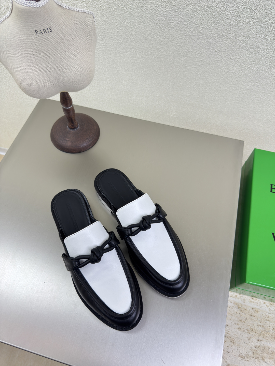 NO:224079,Leather buckle BOTTEGA VENET* Women's Astaire Loafer Slippers Original one-to-one practice Consistent knotted leather buckle Panda color Another trend today Ceiling The most comprehensive color versatile Delicate flat sole Wrap fabric Same color Heel leather Carefully designed Never sloppy Depressed and comfortable ———————————————————————————————————————————————————————————————————————————————————————————————————————————————————————————————————————————————————————————————————————————————————————————————————————————————————————————————————————————————————————————————————————————————————————————————————————————————————————————————————————————————————————————————————————————————————————————————————————————————————————————————————  The upper line is made of Italian computer needle truck. The workmanship is fine. The original packaging is selected. 35 36 37 38 39 40 41 42 (40 41 42 customized), loafers, bottega veneta, loafers, slippers, cowhide, sheepskin, Leather soles19860909皮扣款 BOTTEGA VENET* 女士Astaire乐福拖鞋 原版一比一做法 一致结绳皮扣 熊猫色 当今流行的又一趋势 天花板啦 最全色百搭 精致平底 包裹面料 同色跟皮 用心设计 绝不马虎 耐穿舒适 —————————————— 鞋面材质选用同原版的小牛皮  材质柔软顺滑 手工缝制后拉链开合设计 性感舒适 手工缝制工艺 垫脚内里选用羊皮内里舒适高端 打钉大底选用原版开模 一致真皮大底  对标对版 选用原版包装 鞋子布袋采用印胶logo工艺 市场最高端 采用热熔胶定型鞋头 后跟 易回弹不变形 平底 系列 包面料工艺 鞋面车线选用意大利电脑针车 做工精细 选用原版包装  35 36 37 38 39 40 41 42（40 41 42 定制）,乐福鞋,bottega veneta,loafers,slippers,cowhide,sheepskin,Leather soles,Women's Shoes