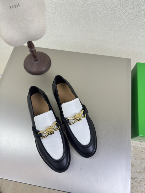 Bottega Veneta Astaire Mocassins Femme Bicolores en Cuir de Veau avec Ornement 1 Bottega Veneta Astaire Mocassins Femme Bicolores en Cuir de Veau avec Ornement