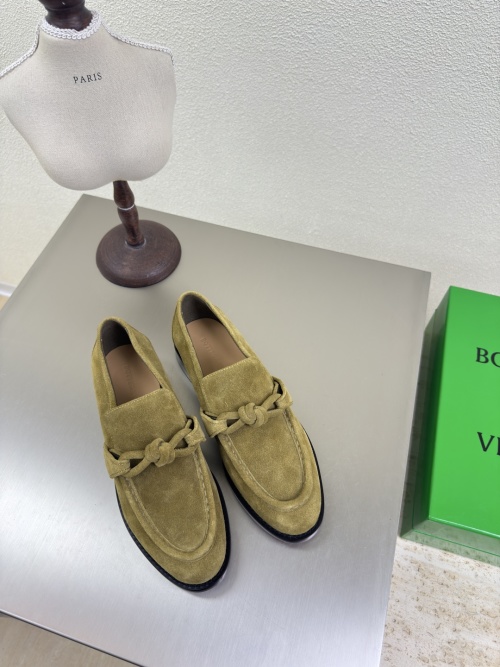 Elegantes mocasines Astaire de Bottega Veneta en piel de ante color oliva 1 Elegantes mocasines Astaire de Bottega Veneta en piel de ante color oliva