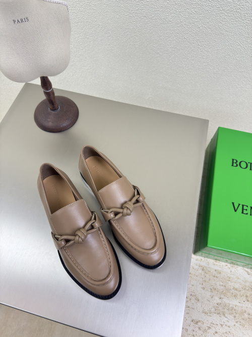 Bottega Veneta Astaire Leren Loafers - Stijlvol & Comfortabel, Khaki Kleur 1 Bottega Veneta Astaire Leren Loafers - Stijlvol & Comfortabel, Khaki Kleur